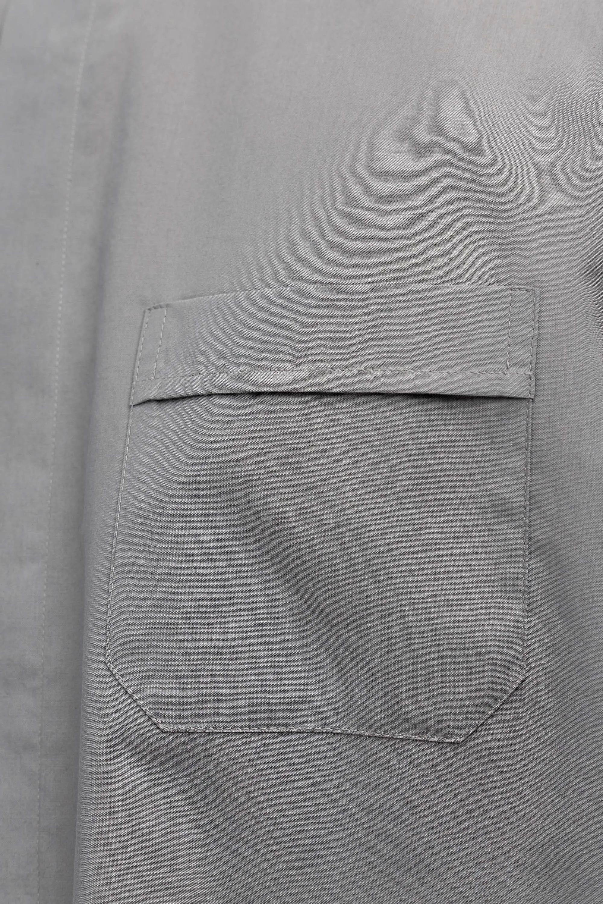 Camisa clerical gris claro de manga corta con solapa de cuello