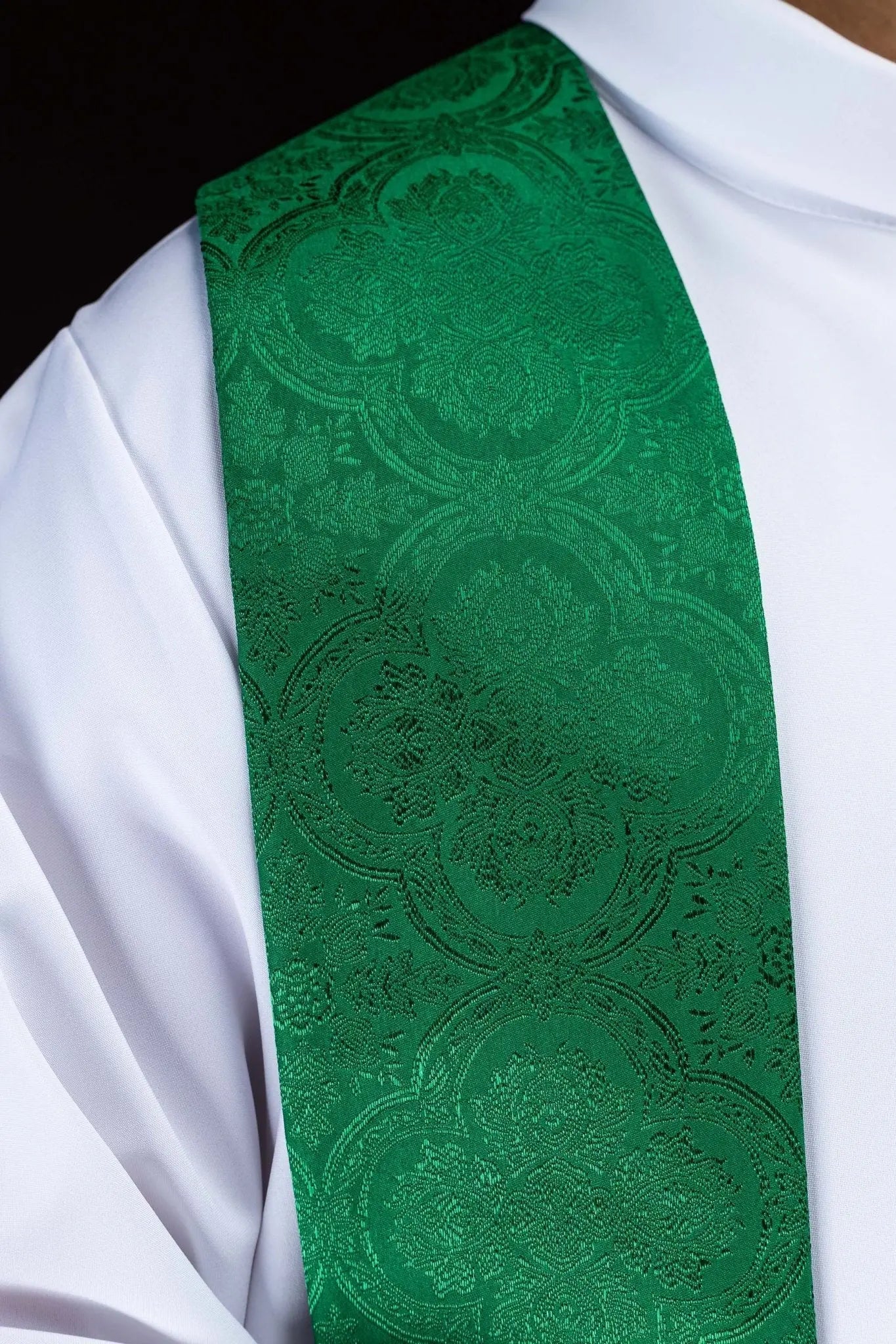 Estola verde de jacquard con Cruz bordada