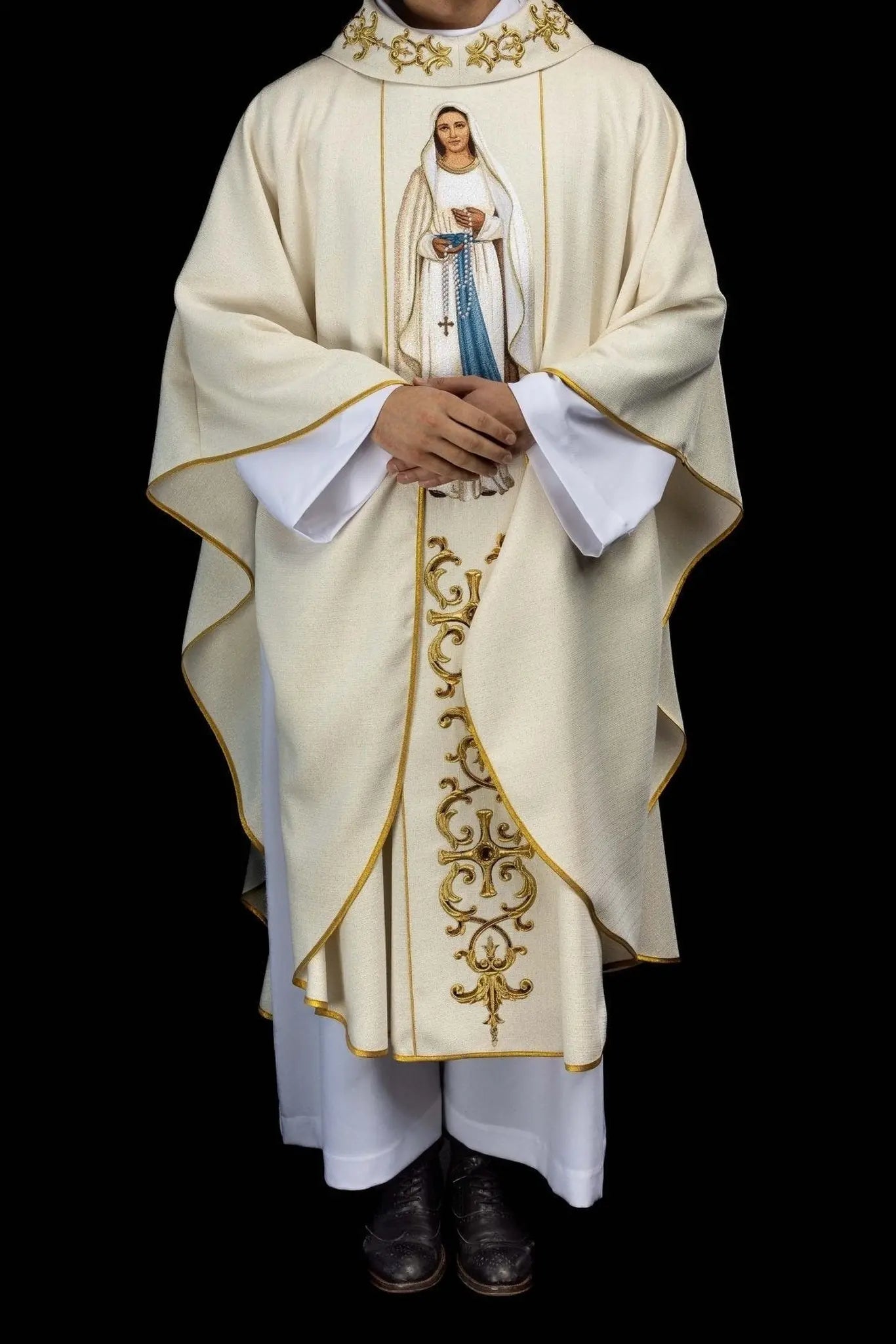 Casulla ricamente bordada con Nuestra Señora del Rosario
