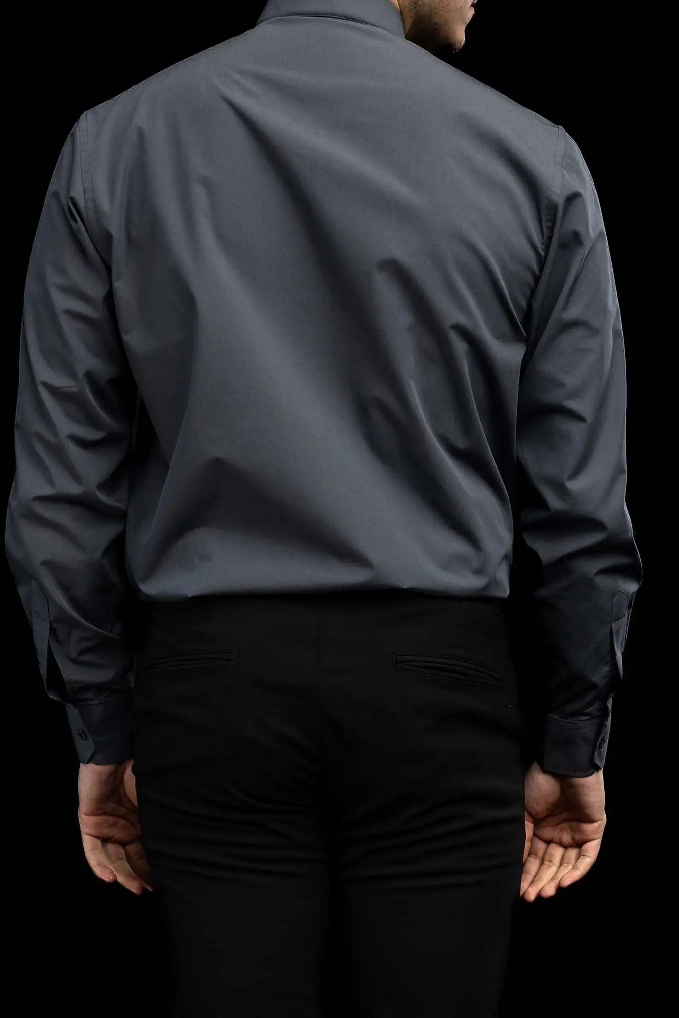 Camisa clerical gris oscuro de manga larga con solapa de cuello
