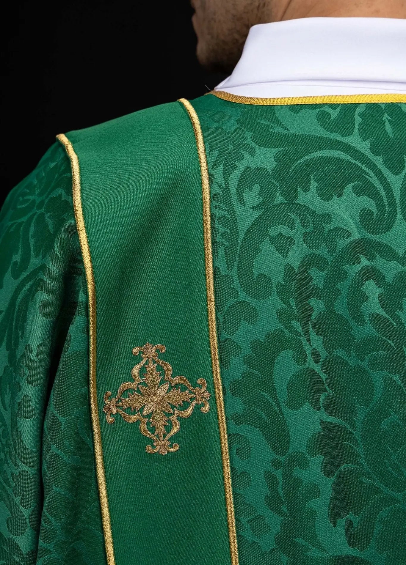 Dalmatica verde de jacquard con bordado de Cruz dorada