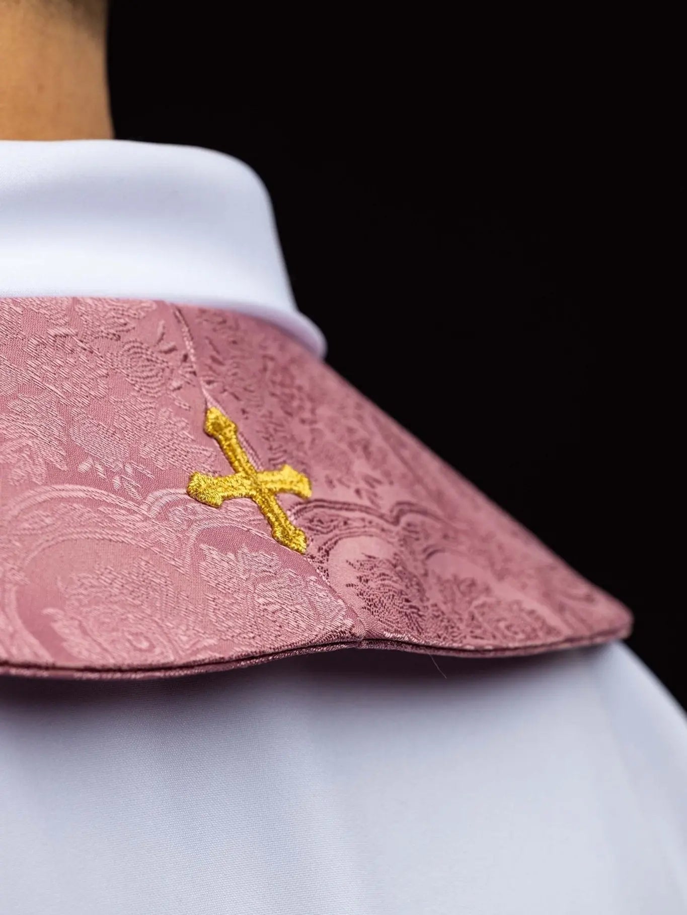 Estola de Jacquard Rosa con Cruz Bordada