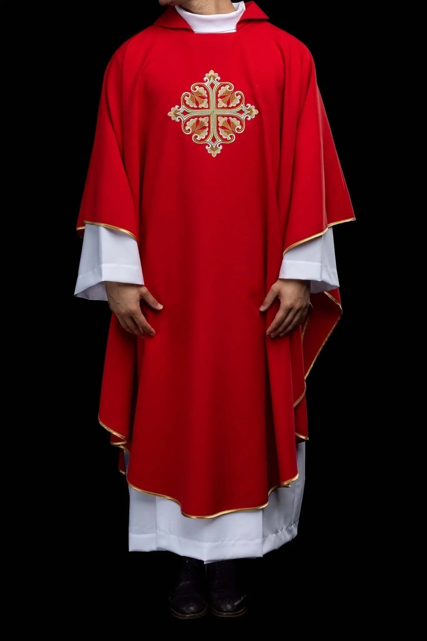 Casulla roja bordada con Cruz ornamental y cuello ancho