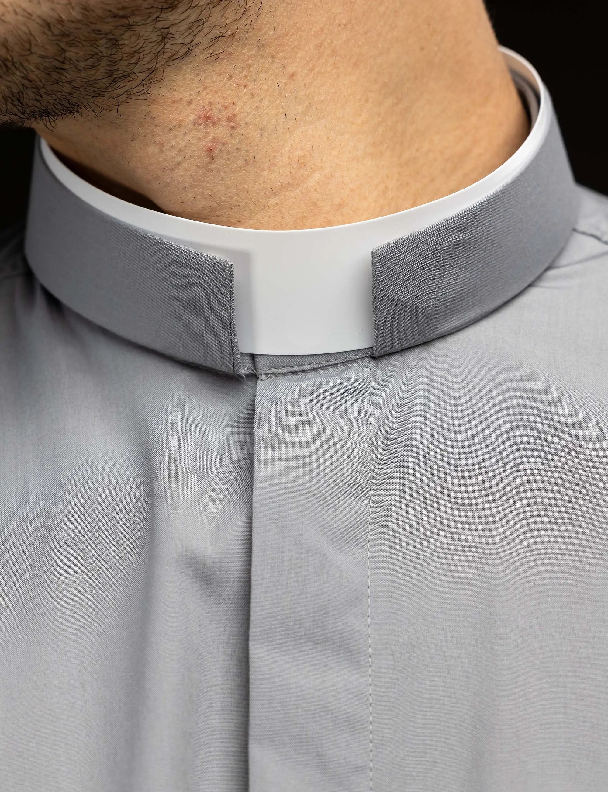 Camisa Clerical Romana Gris Claro de Manga Larga con Solapa de Cuello