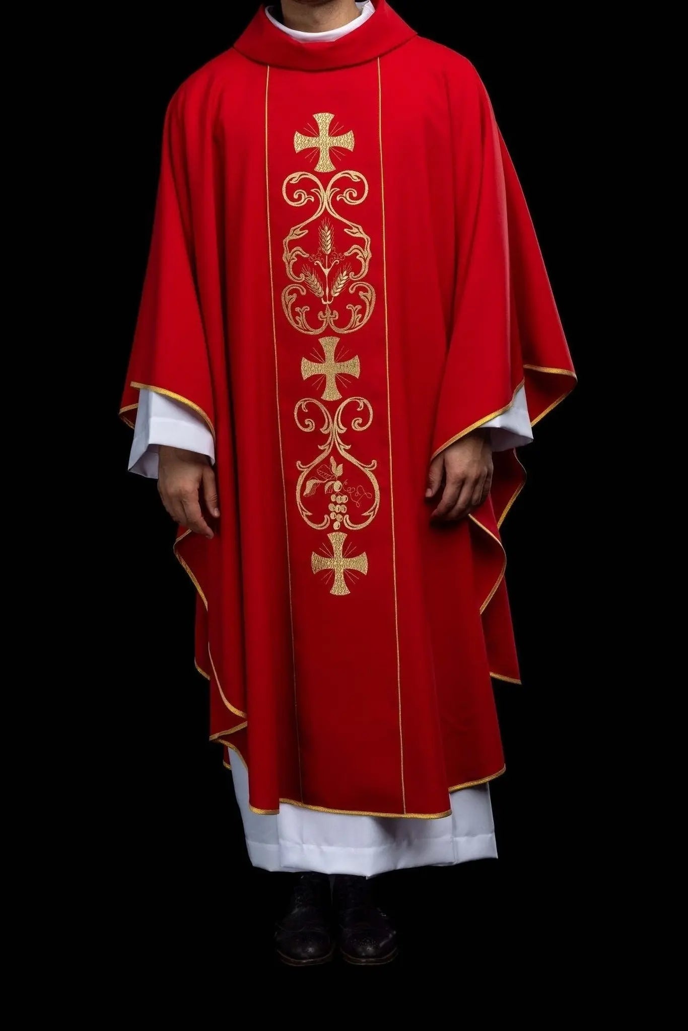 Casulla litúrgica roja con banda bordada