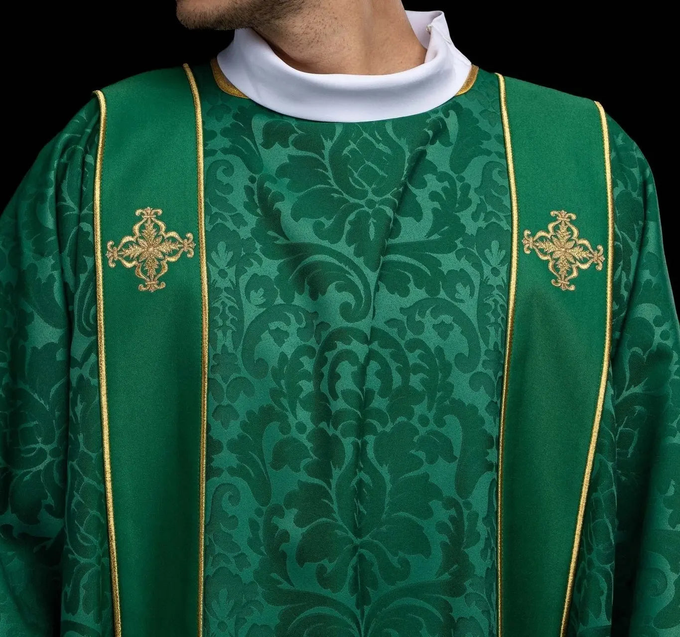 Dalmatica verde de jacquard con bordado de Cruz dorada