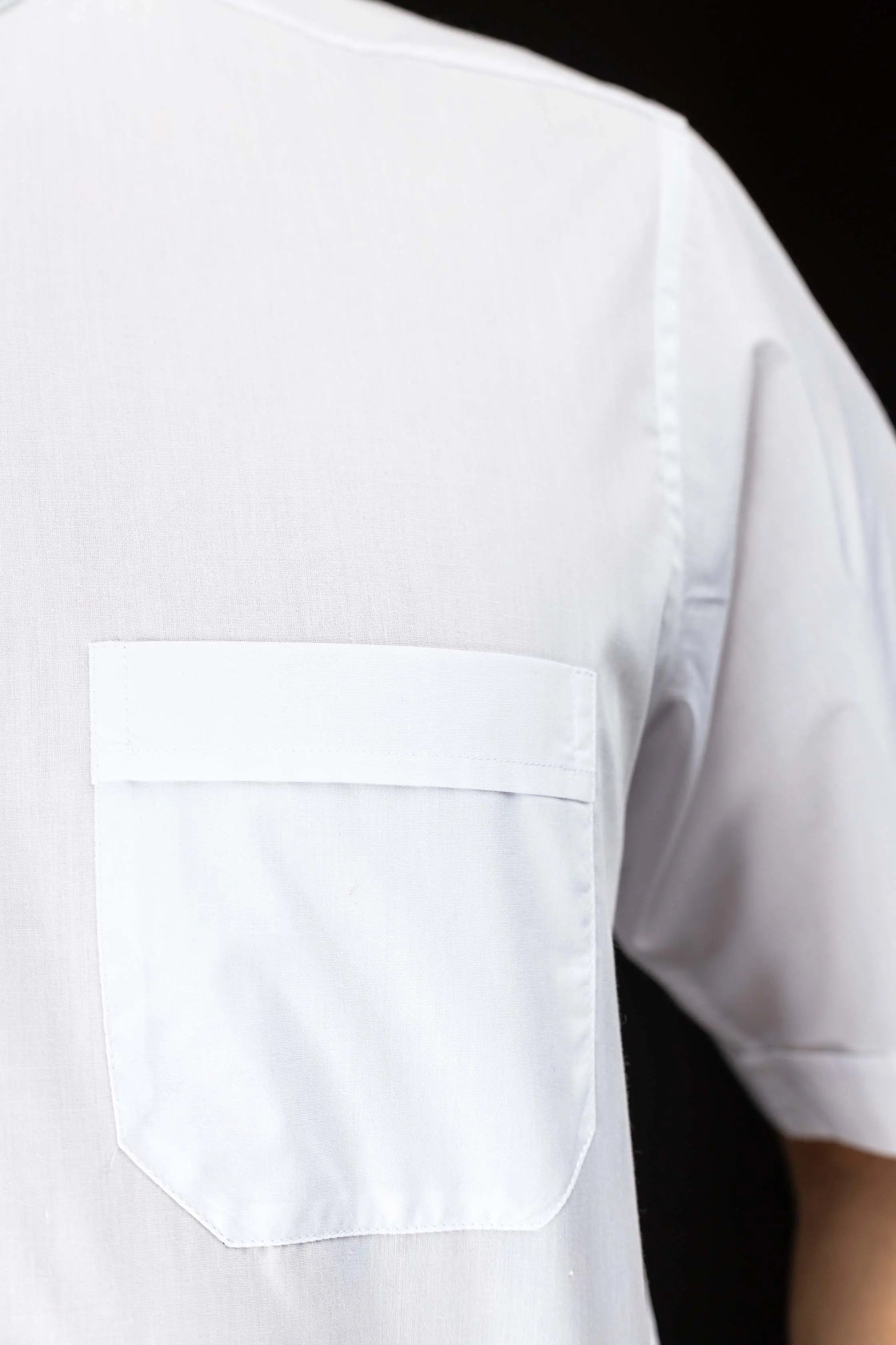 Camisa clerical blanca de manga corta con solapa de cuello