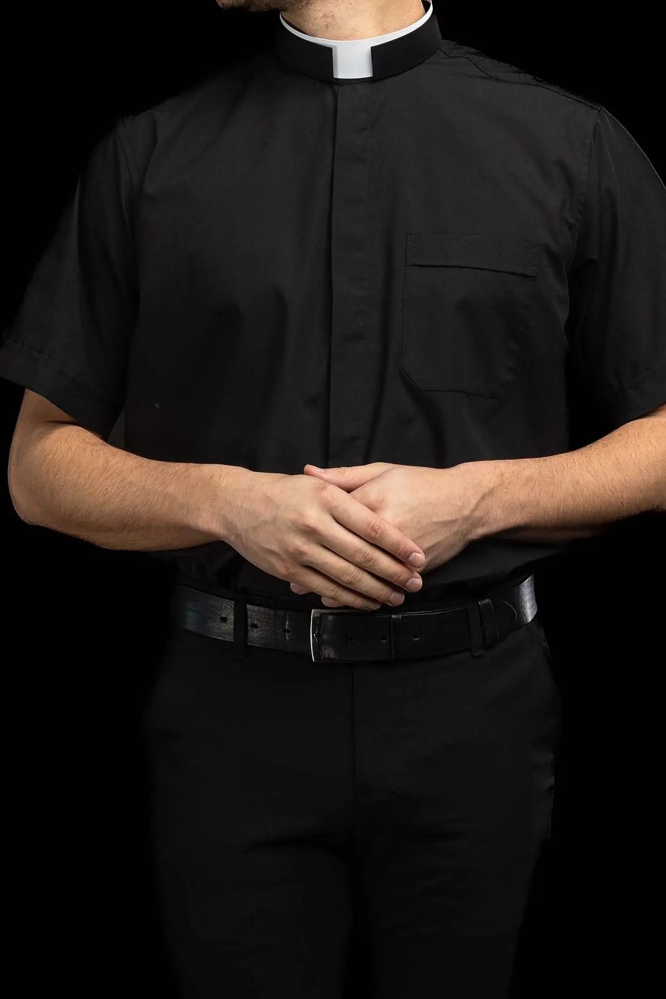 Camisa romana para clérigos negra de manga corta con solapa de cuello