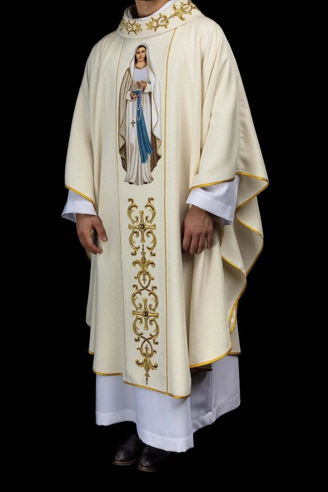 Casulla ricamente bordada con Nuestra Señora del Rosario