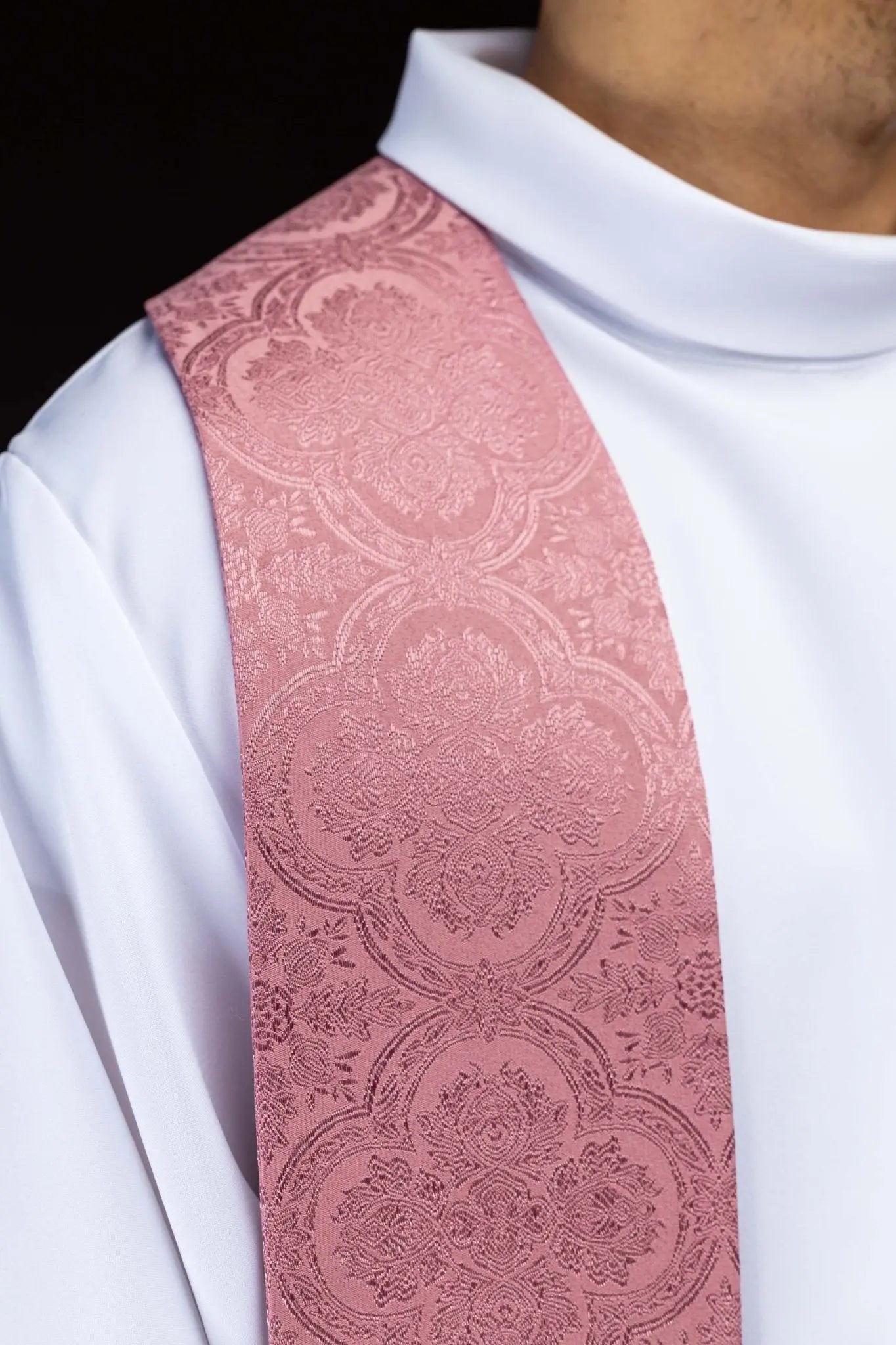 Estola de Jacquard Rosa con Cruz Bordada