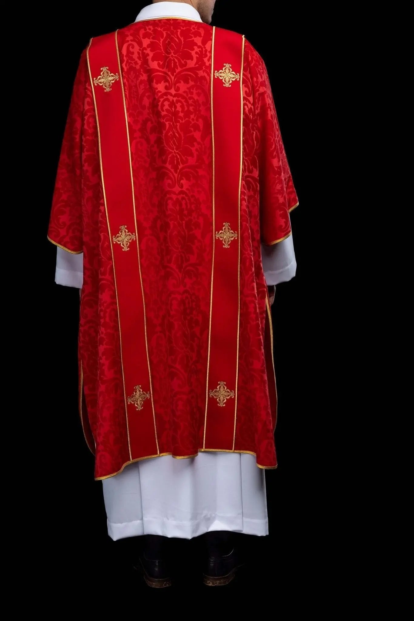 Dalmatica roja de jacquard con bordado de Cruz dorada