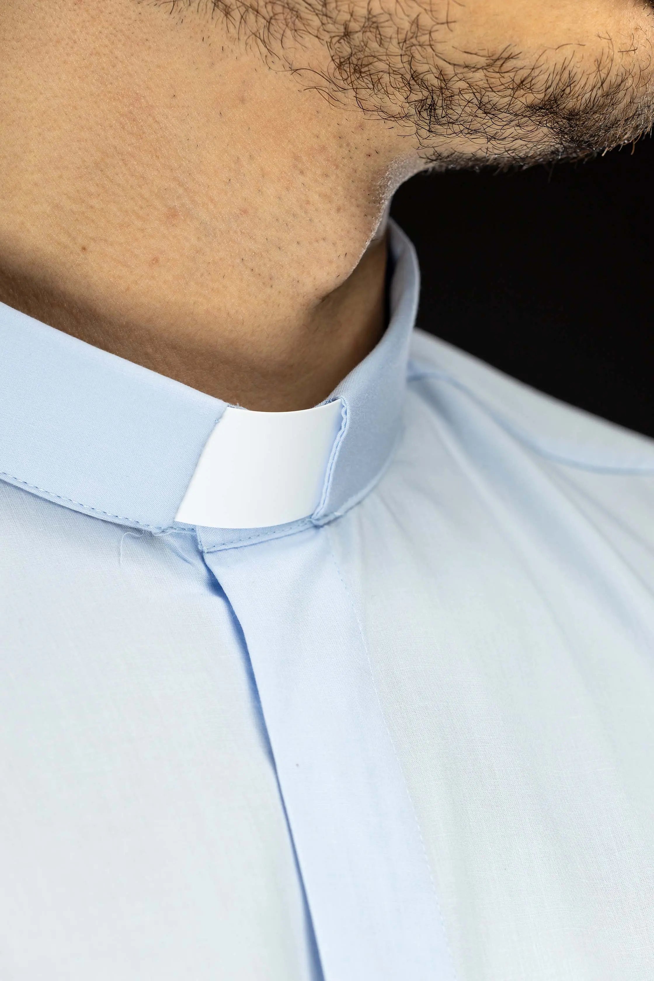 Camisa clerical azul de manga larga con solapa de cuello