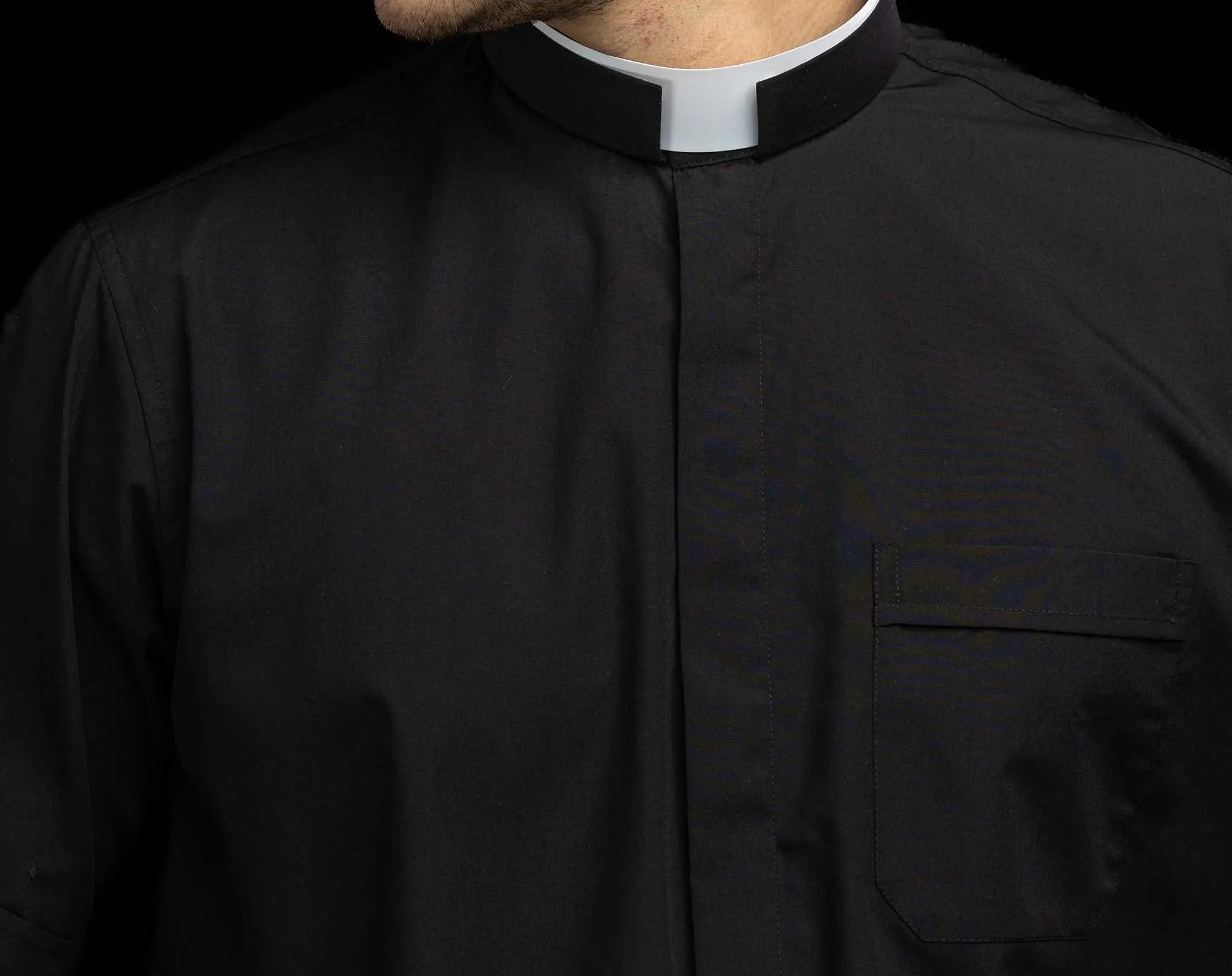 Camisa romana para clérigos negra de manga corta con solapa de cuello