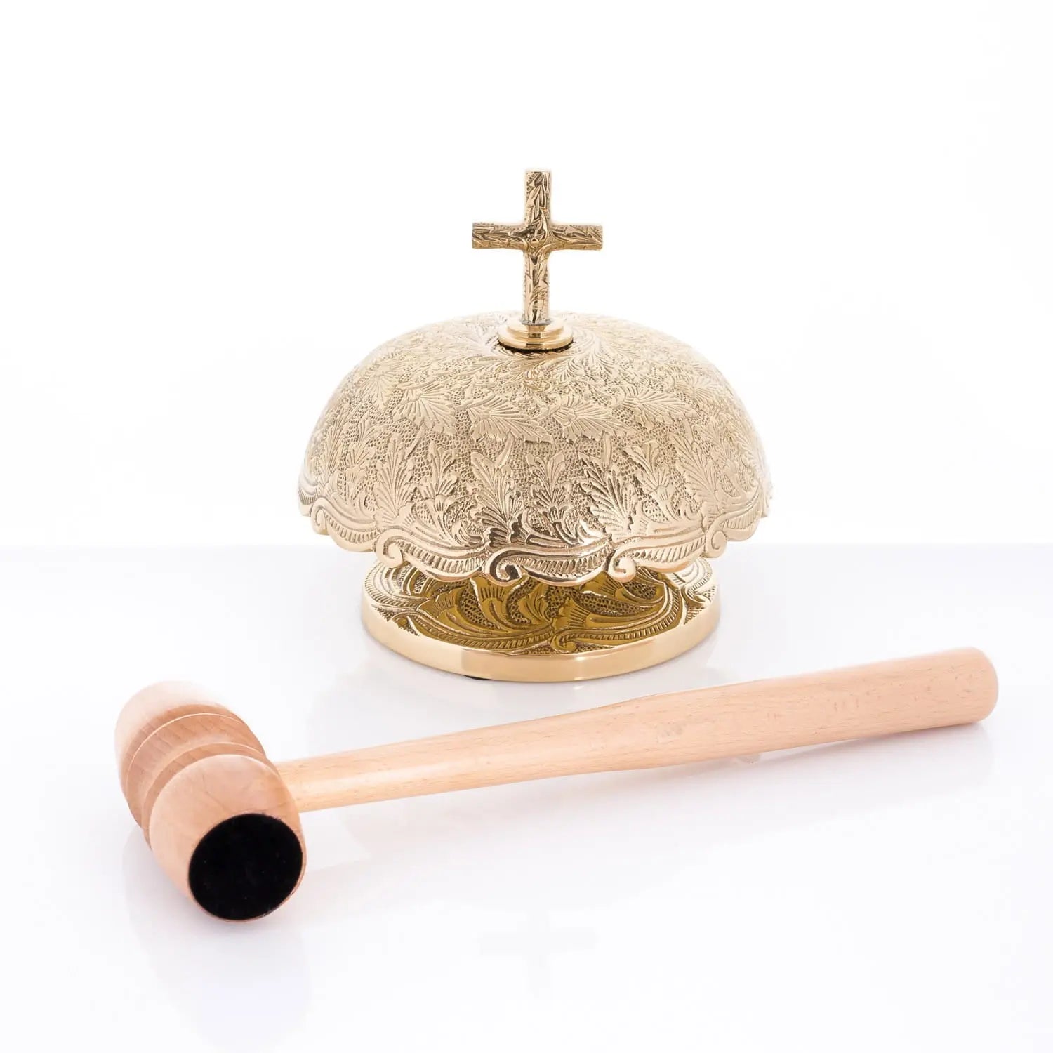 Gong de latón ornamentado con mazo de madera