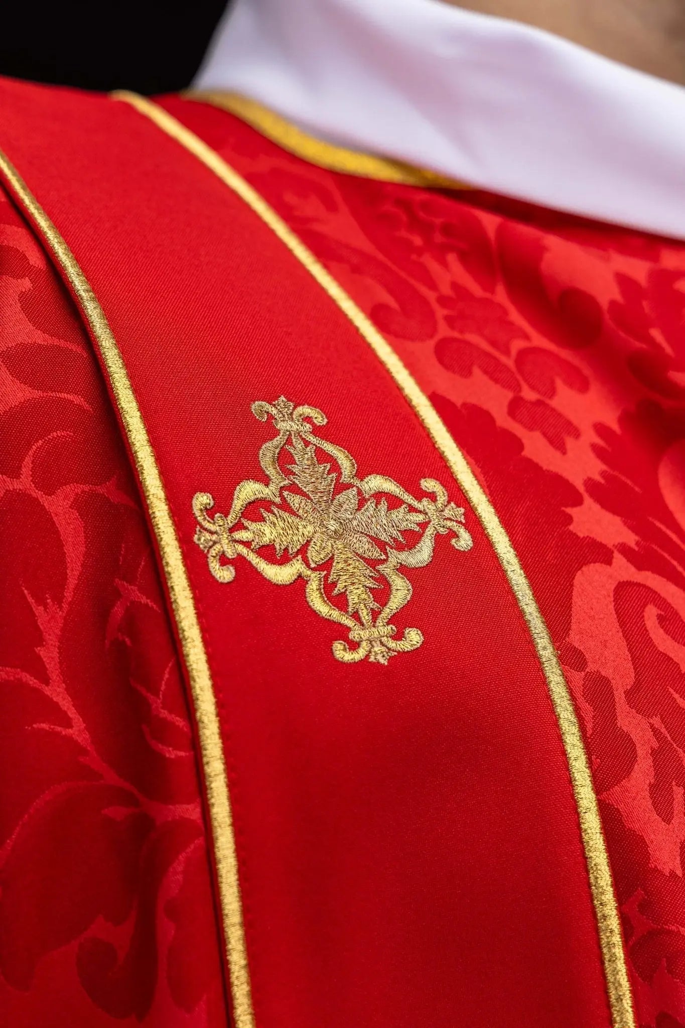 Dalmatica roja de jacquard con bordado de Cruz dorada