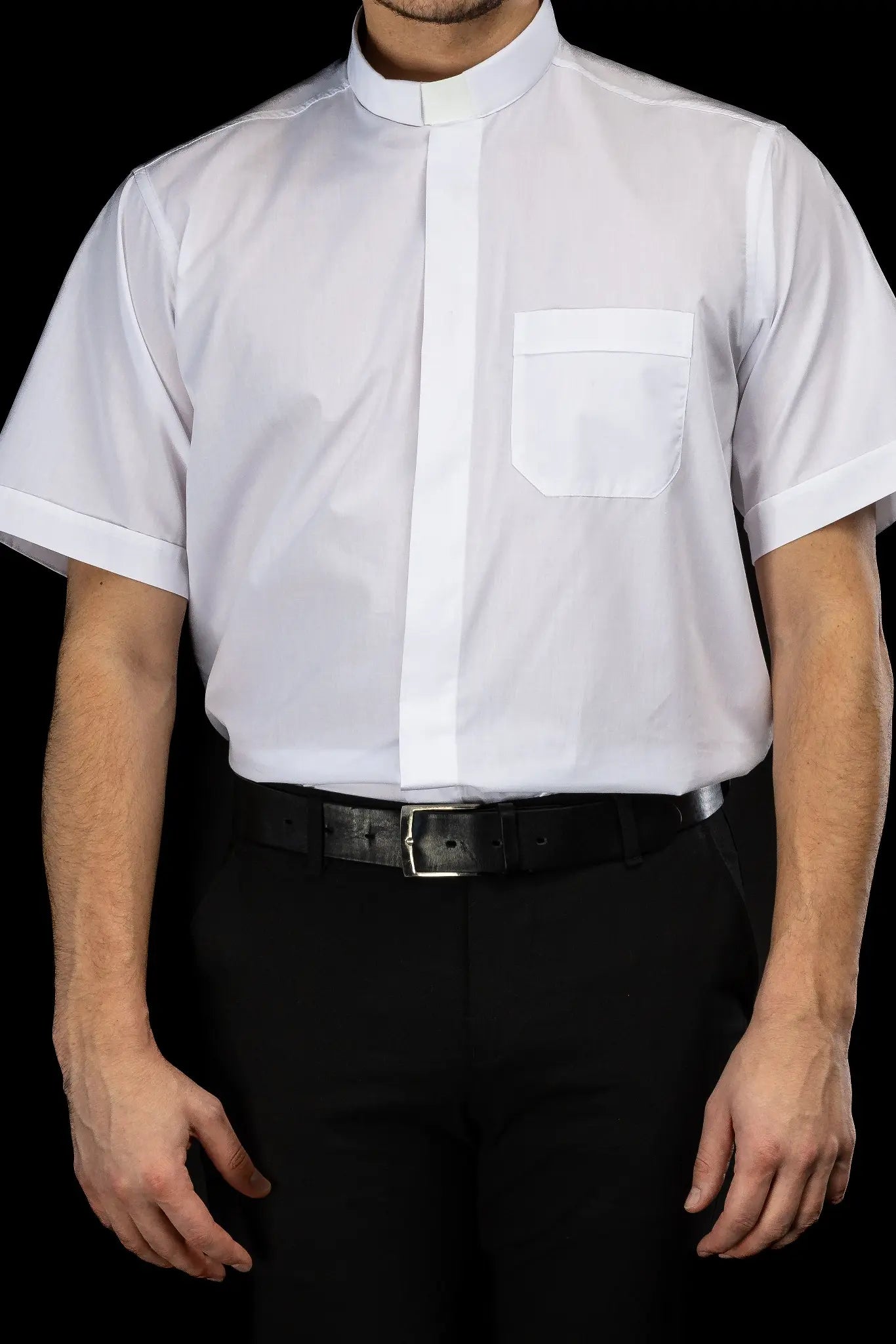 Camisa clerical blanca de manga corta con solapa de cuello