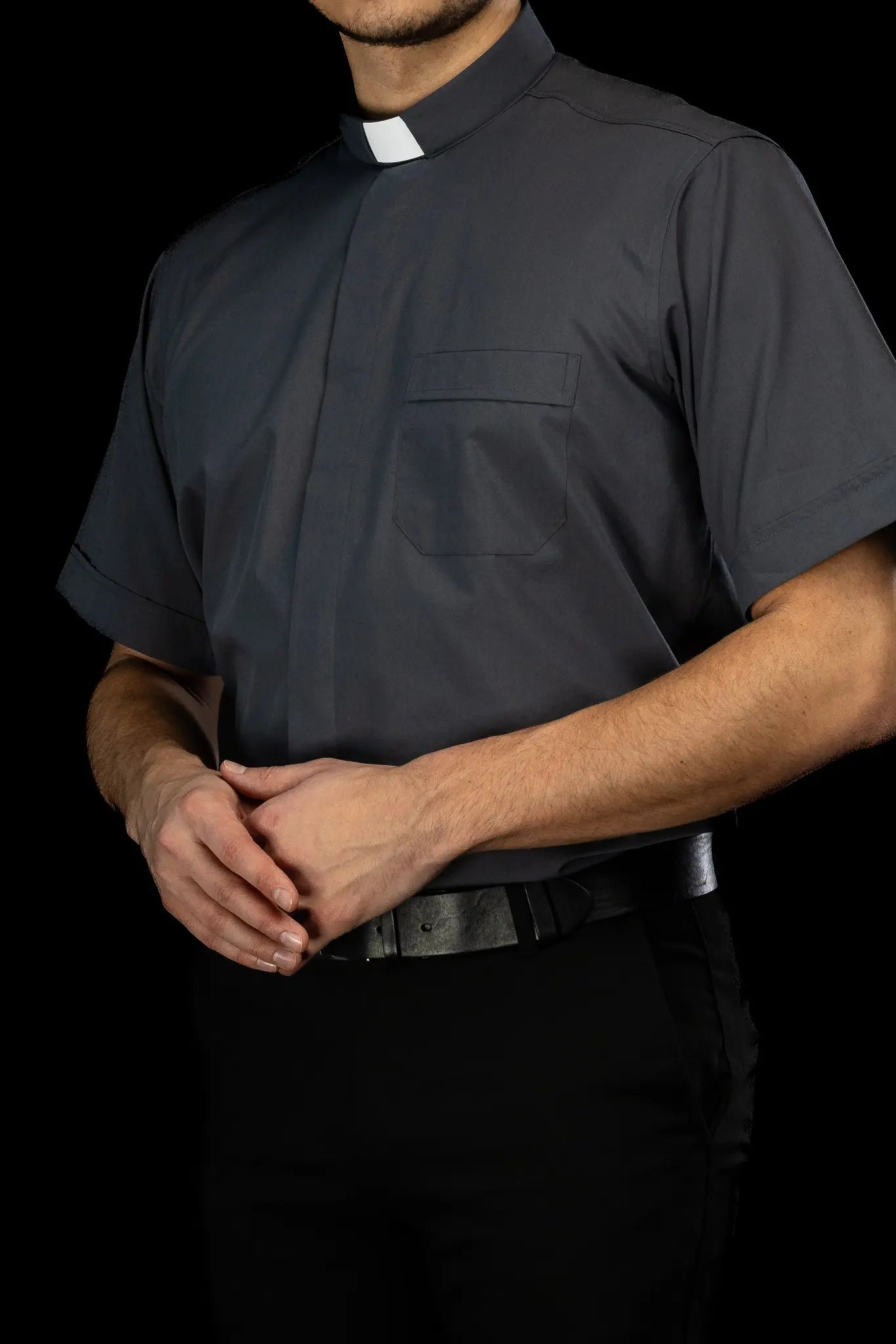 Camisa para Clero Gris Oscuro de Manga Corta con Solapa de Cuello
