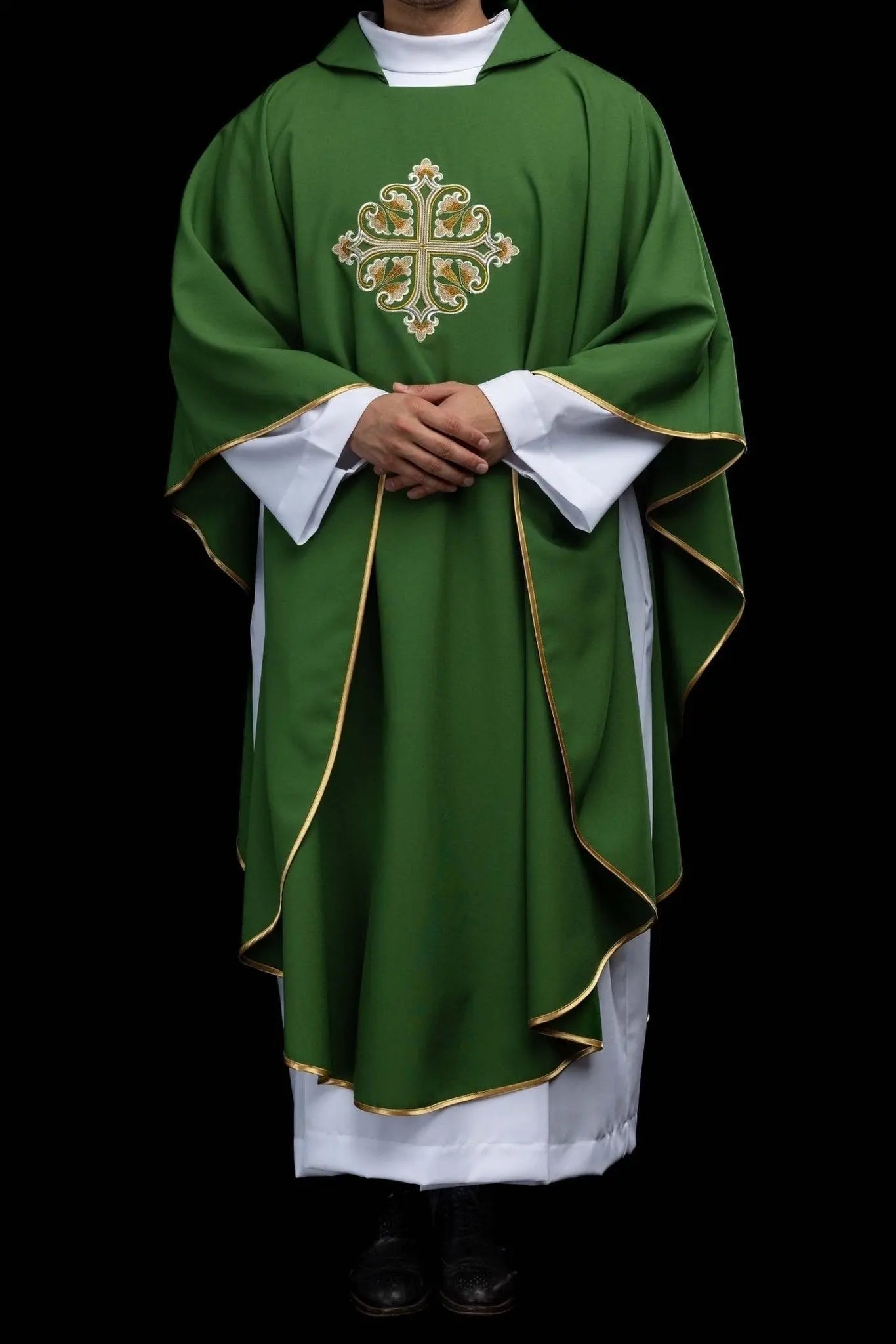 Casulla verde bordada con Cruz ornamental y cuello ancho