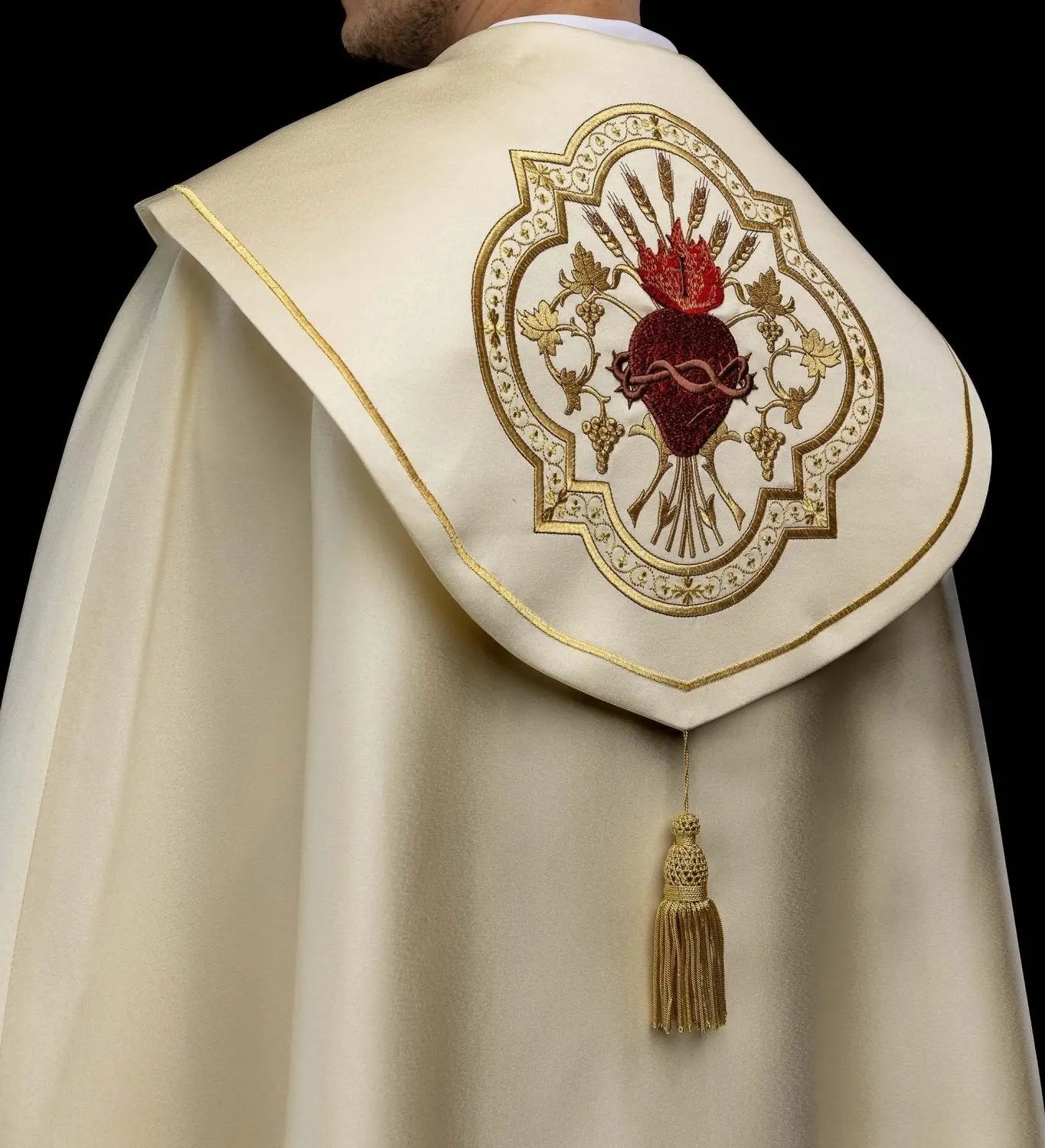 Capa litúrgica con bordado del Sagrado Corazón de Jesús