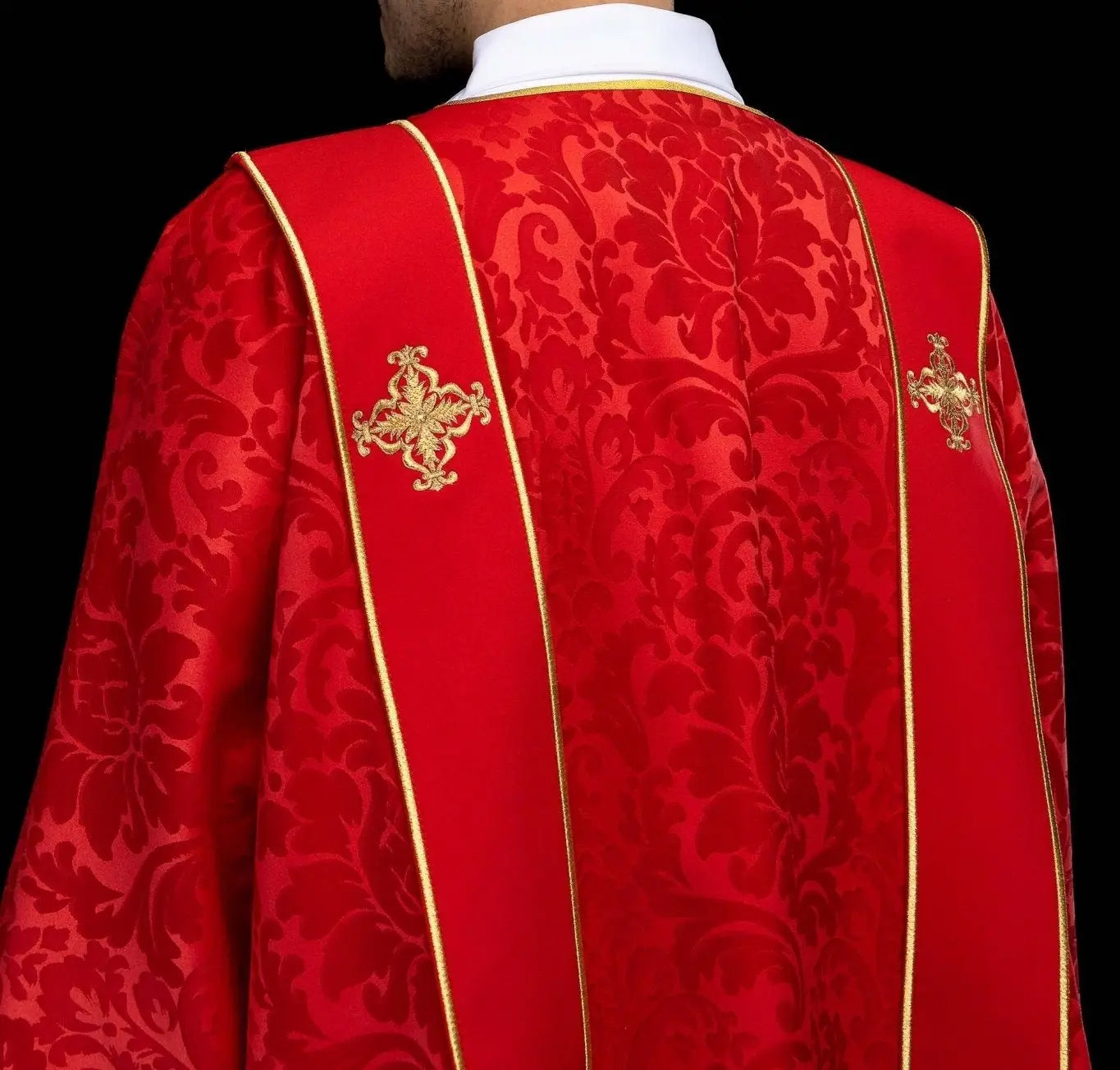 Dalmatica roja de jacquard con bordado de Cruz dorada