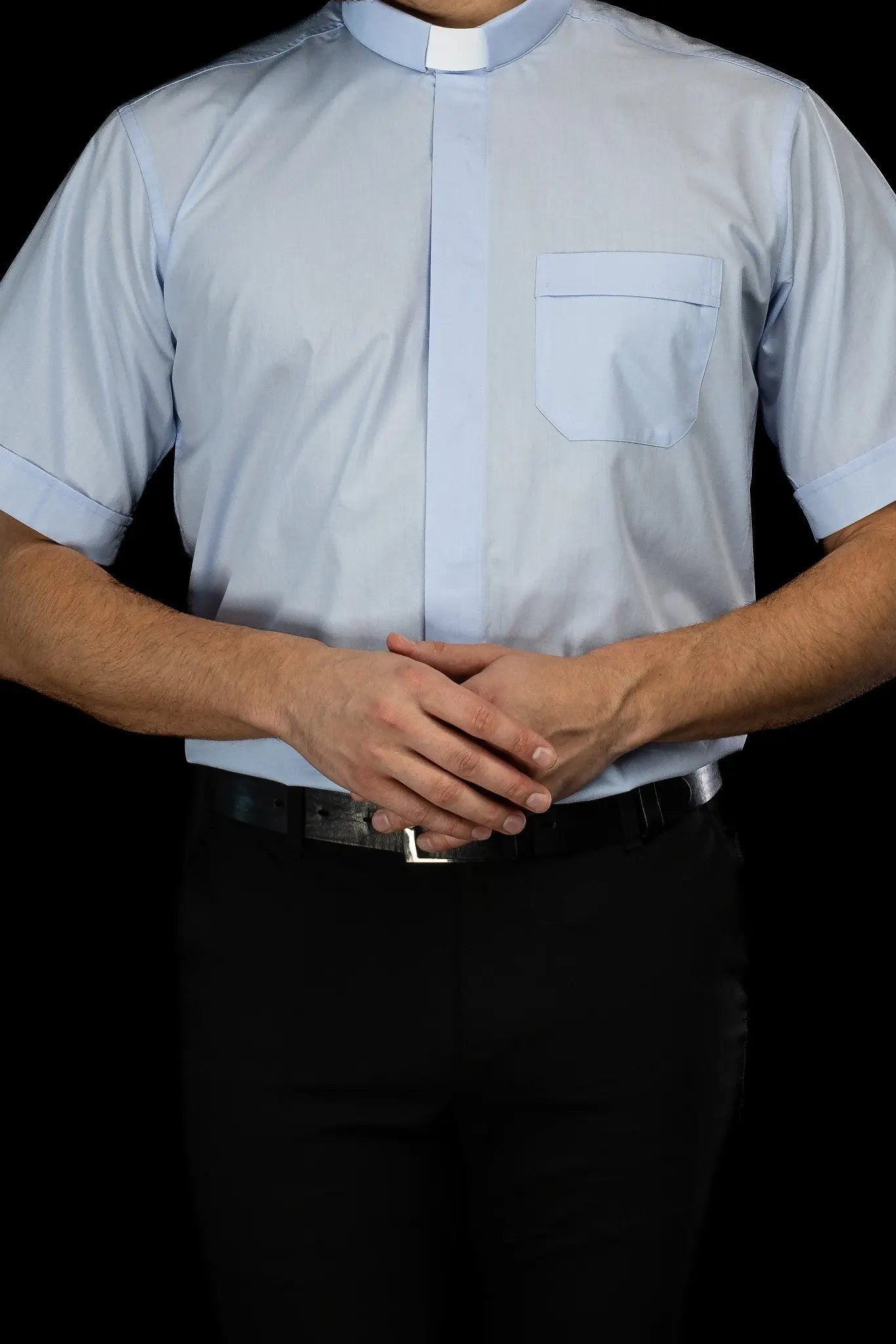 Camisa clerical azul de manga corta con solapa de cuello
