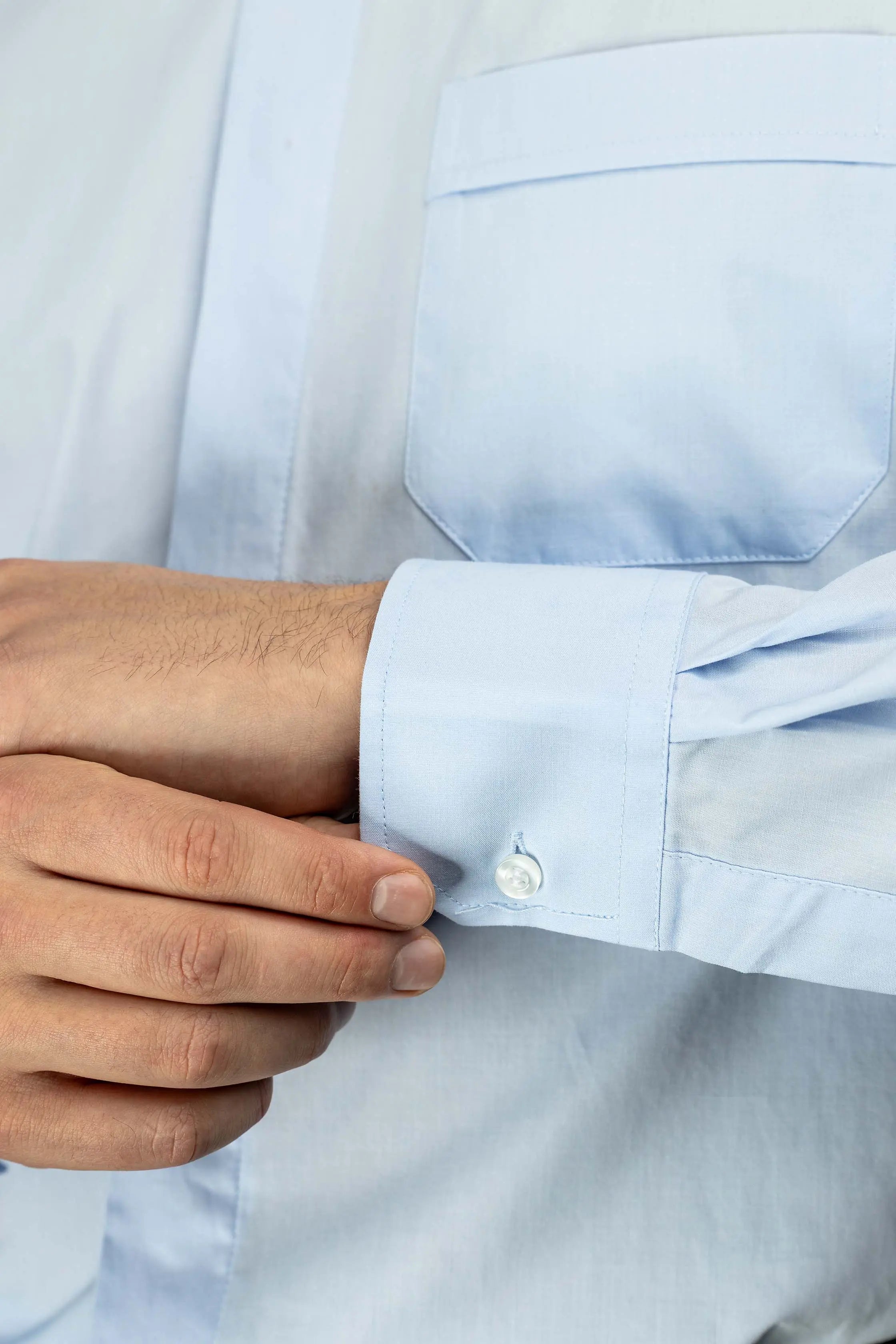 Camisa clerical azul de manga larga con solapa de cuello