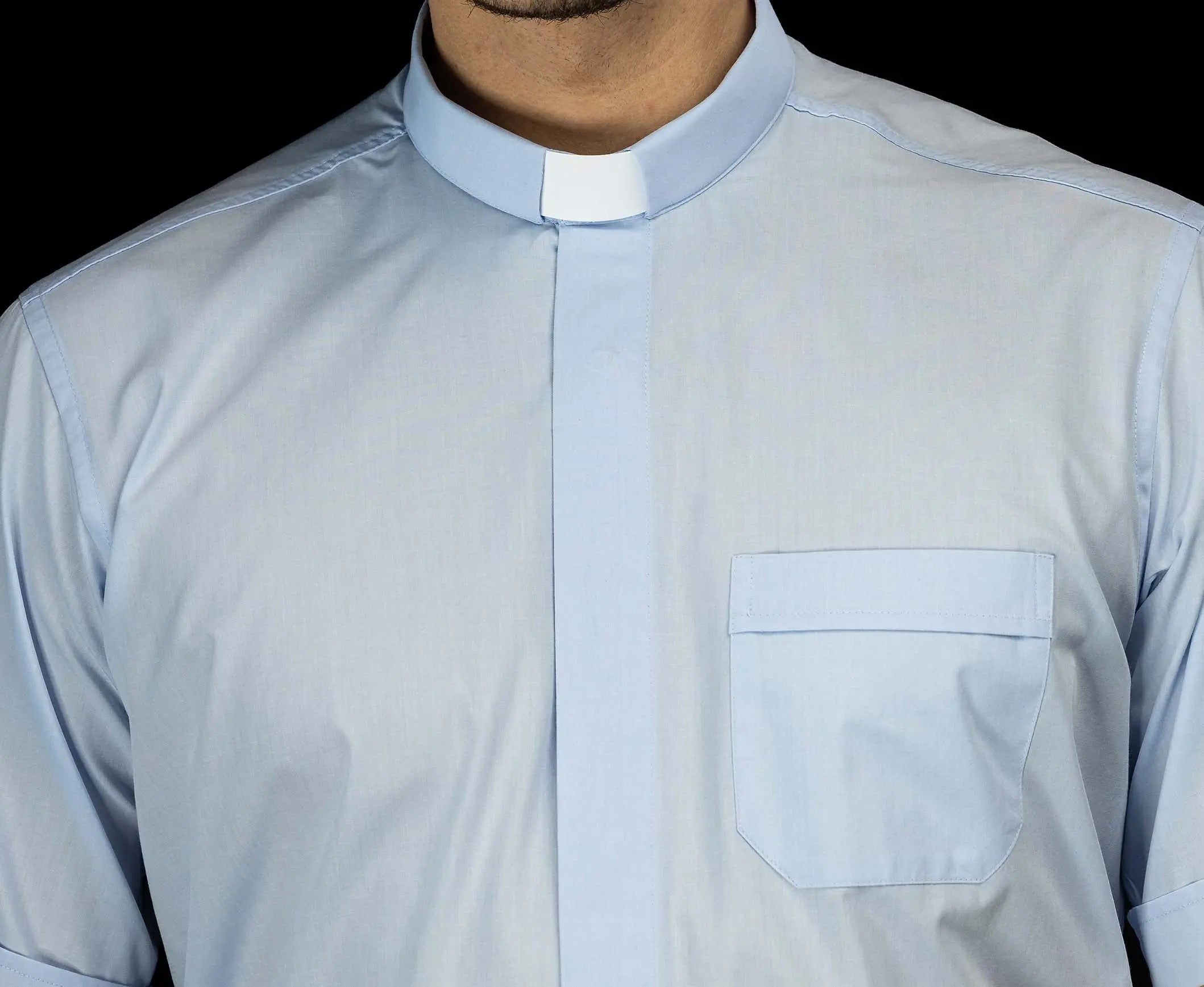 Camisa clerical azul de manga corta con solapa de cuello