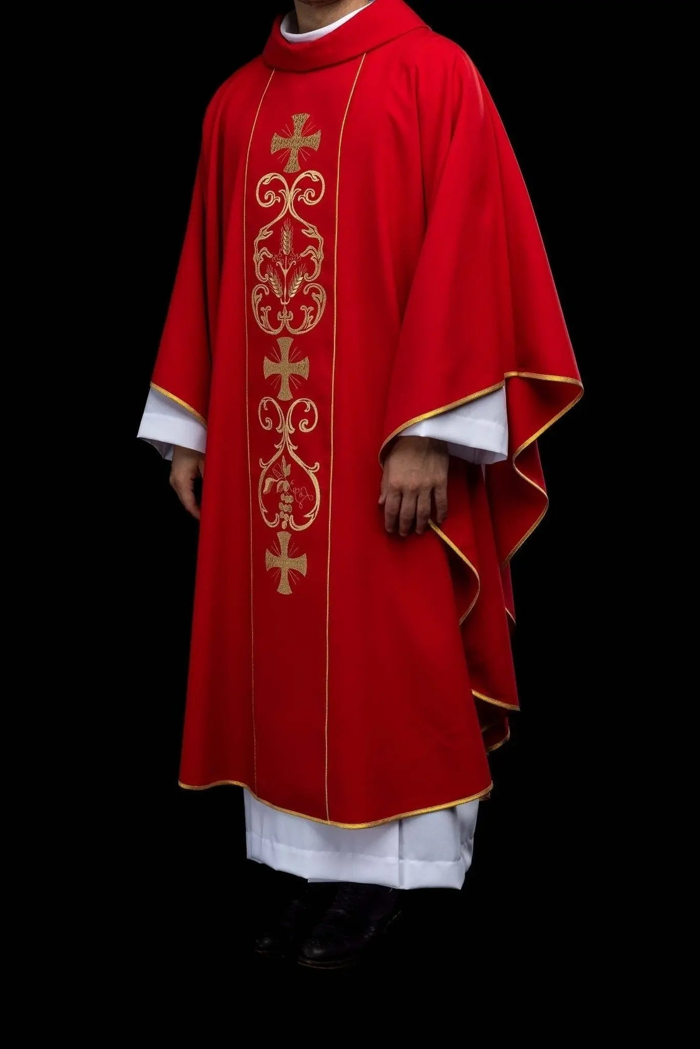 Casulla litúrgica roja con banda bordada