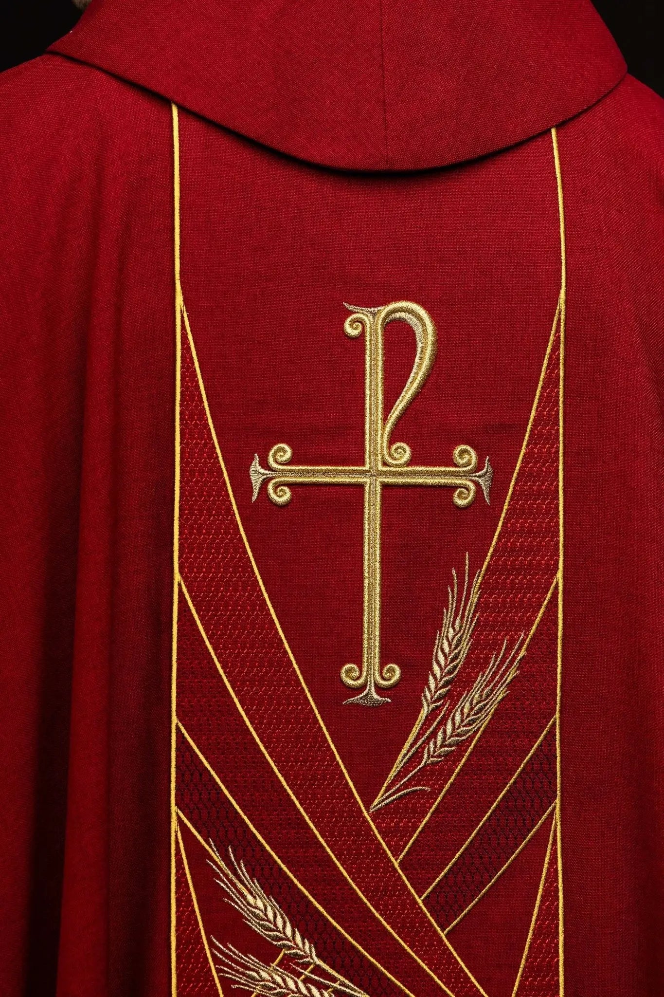 Casulla roja con banda PAX bordada