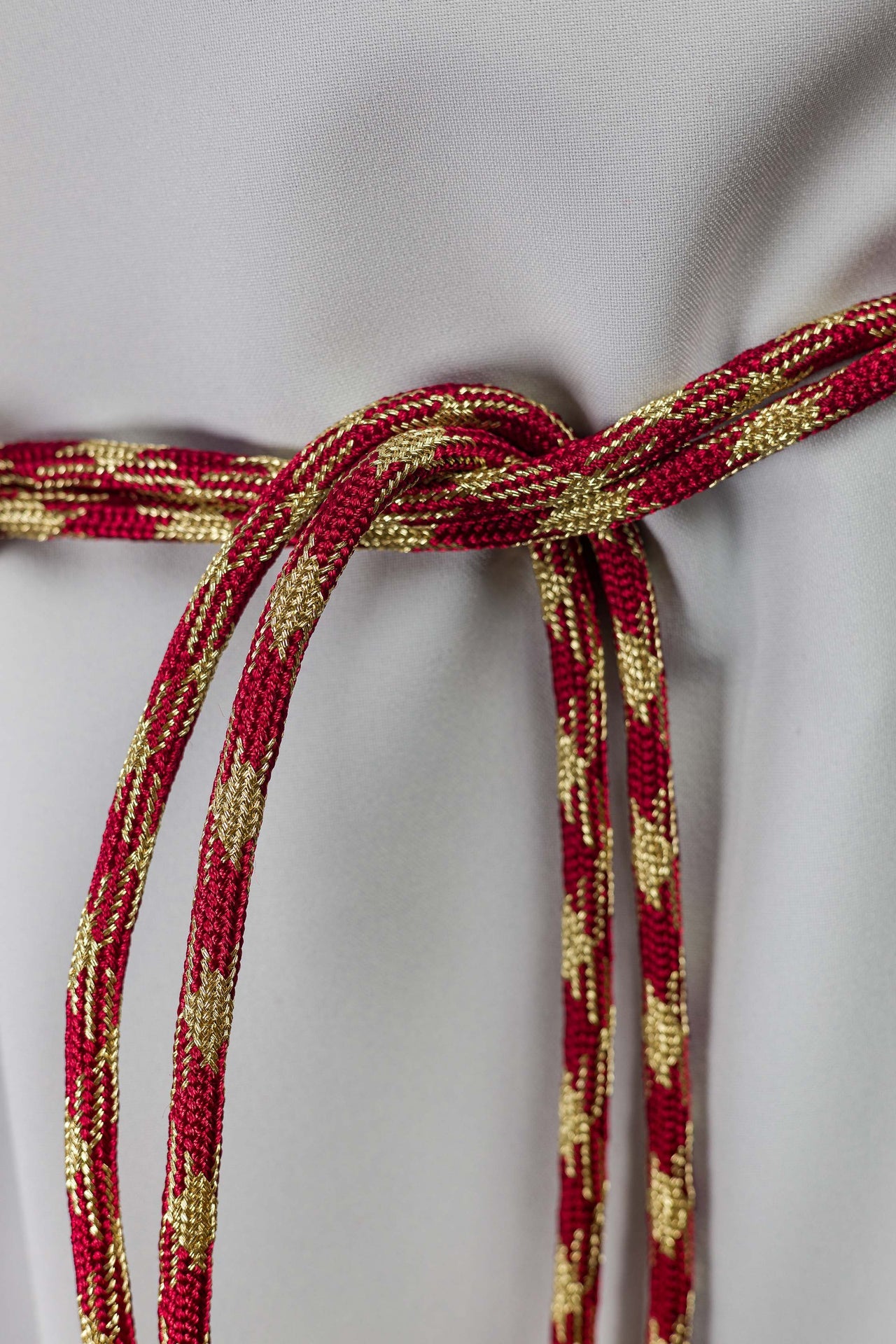 Cingulum litúrgico rojo-dorado