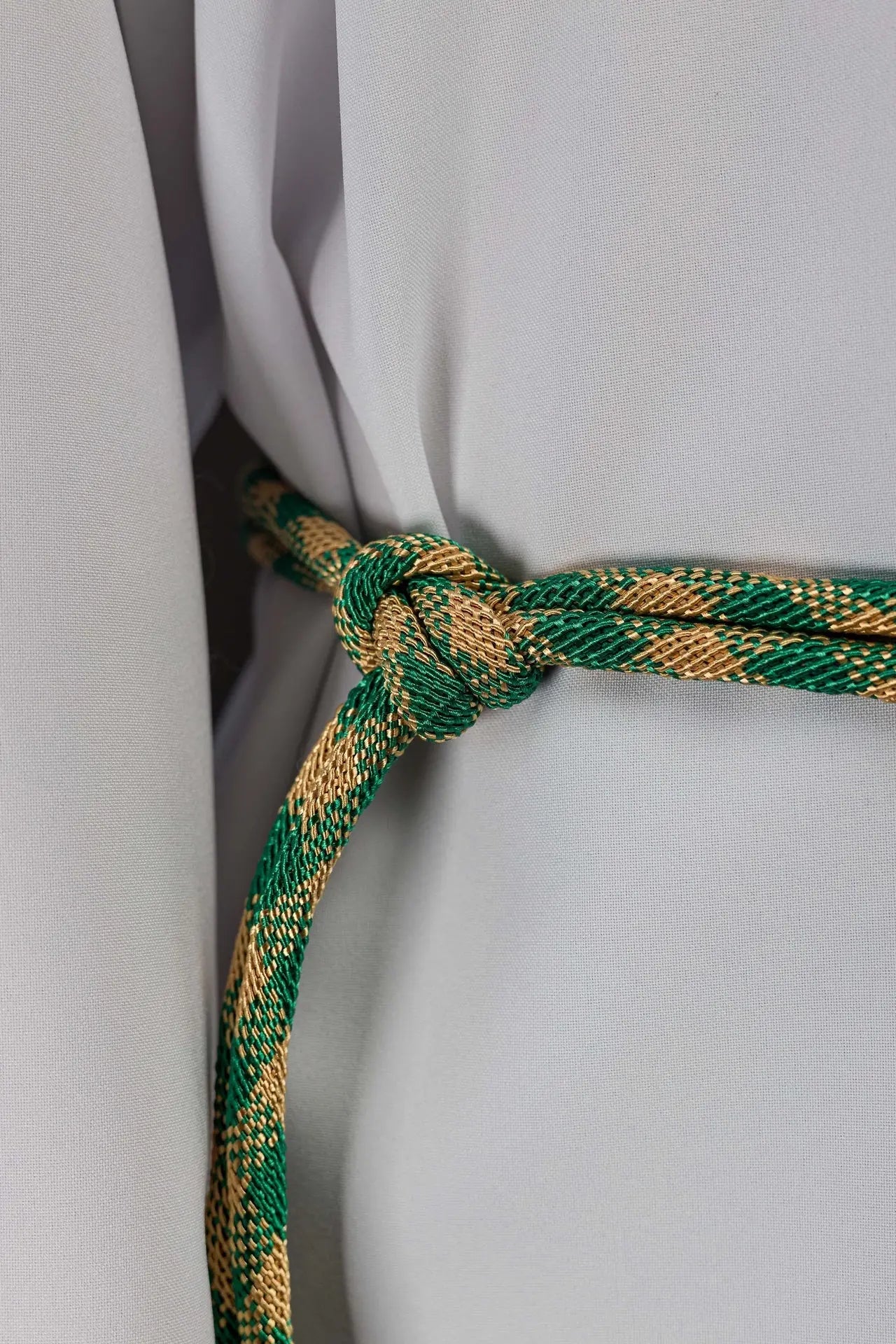 Cingulo litúrgico premium verde y dorado