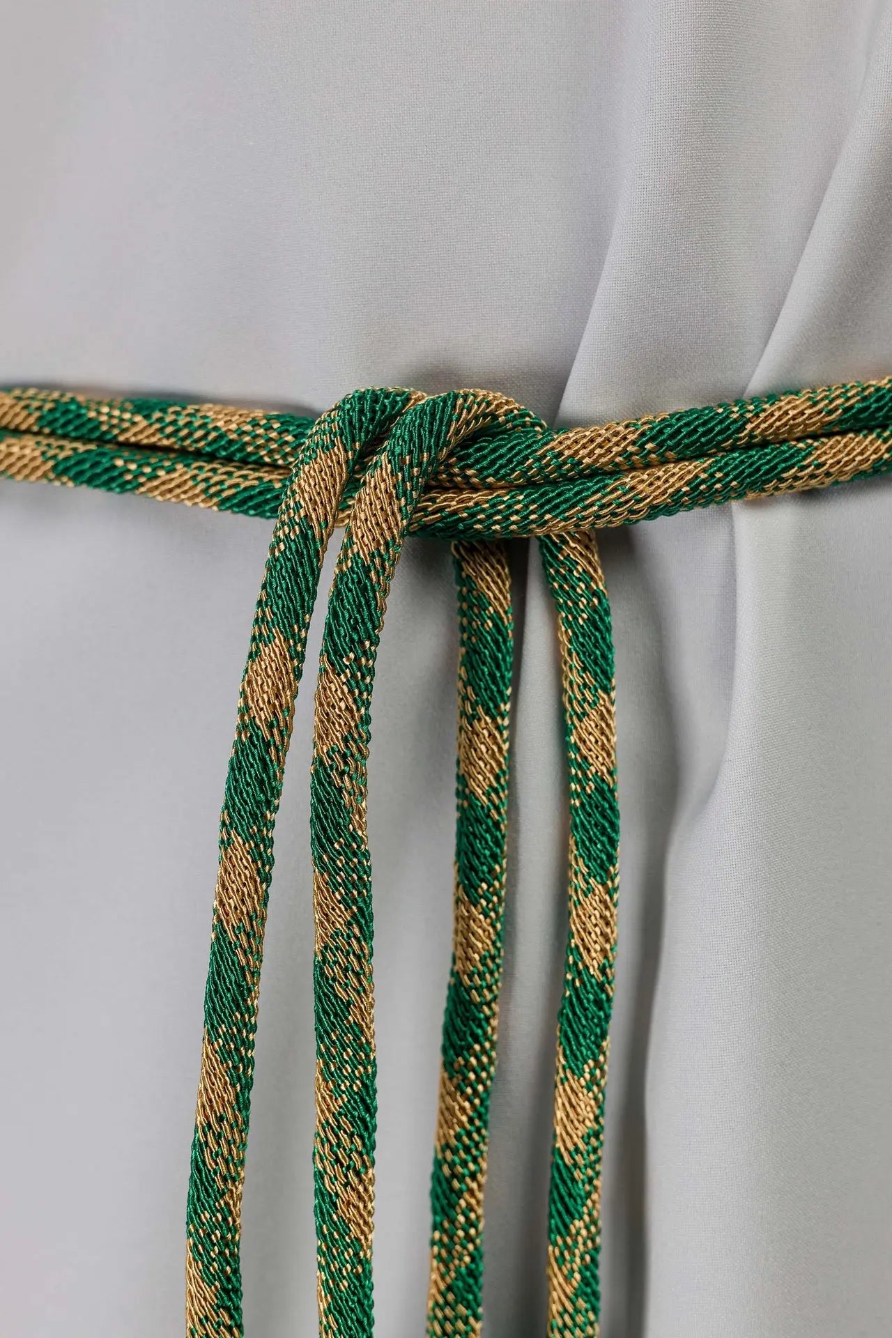 Cingulo litúrgico premium verde y dorado