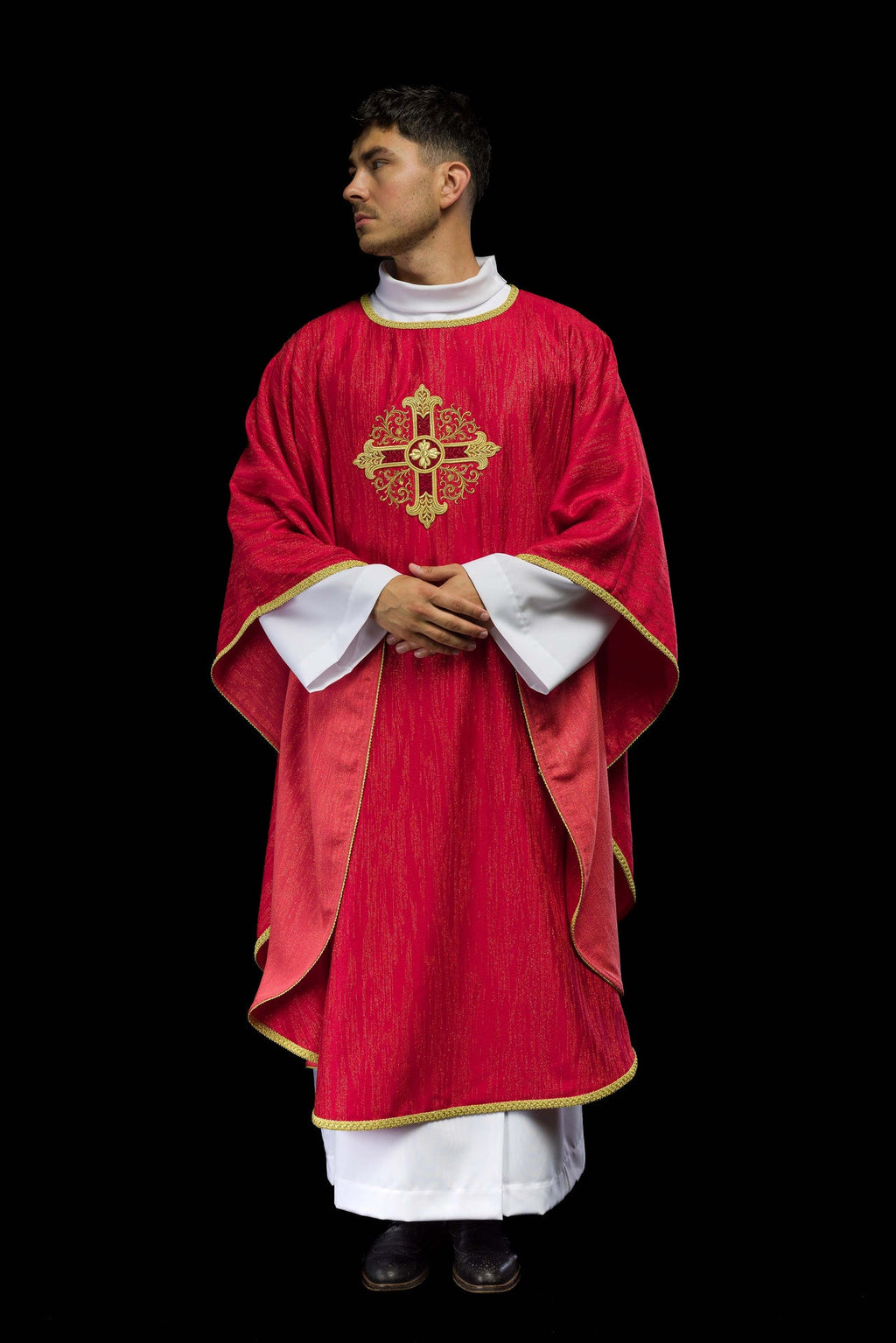 Czerwony ornat z haftowanym motywem krzyża na ozdobnej tkaninie - ORNATY.PL