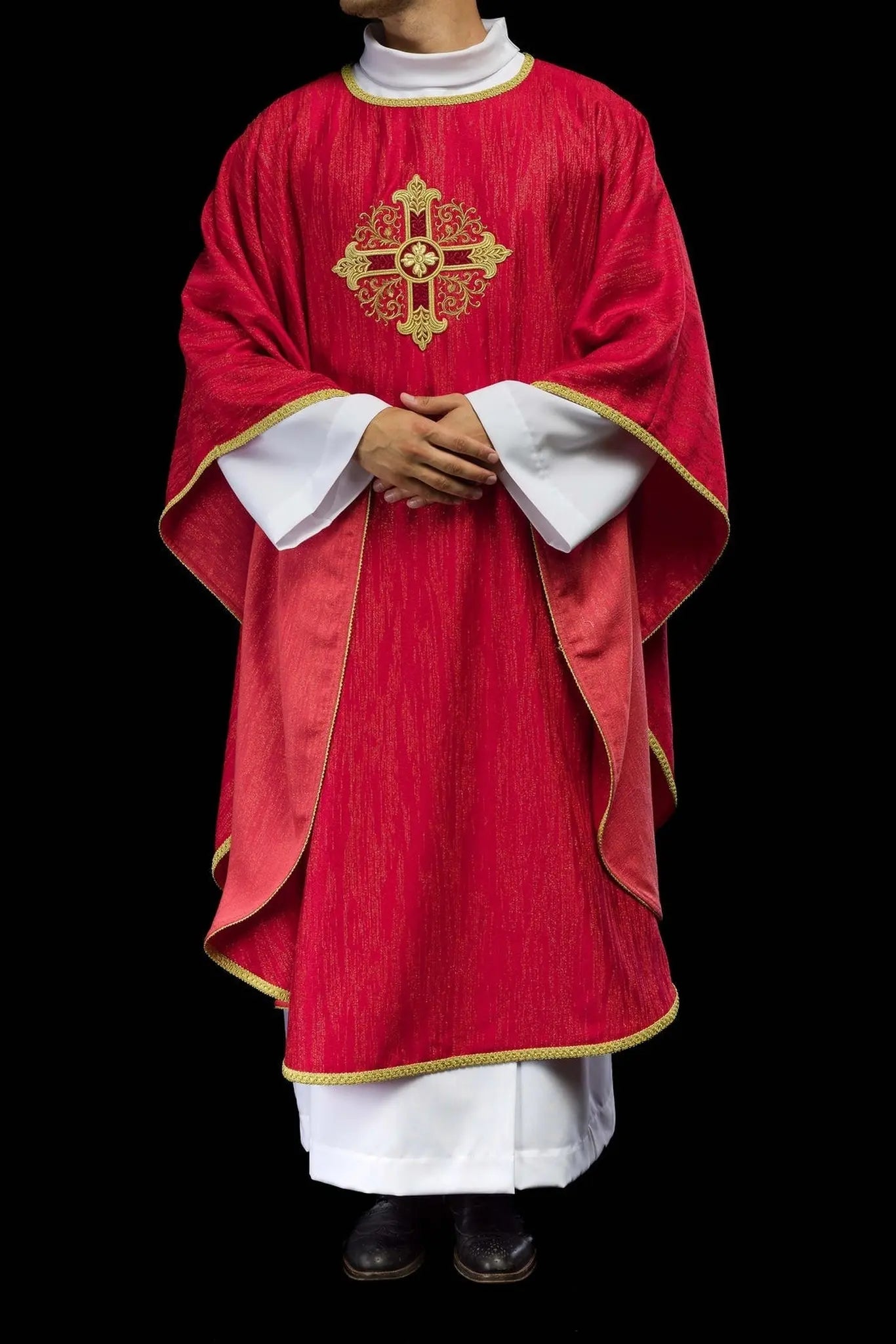 Casulla roja con motivo de cruz bordada en tela decorativa