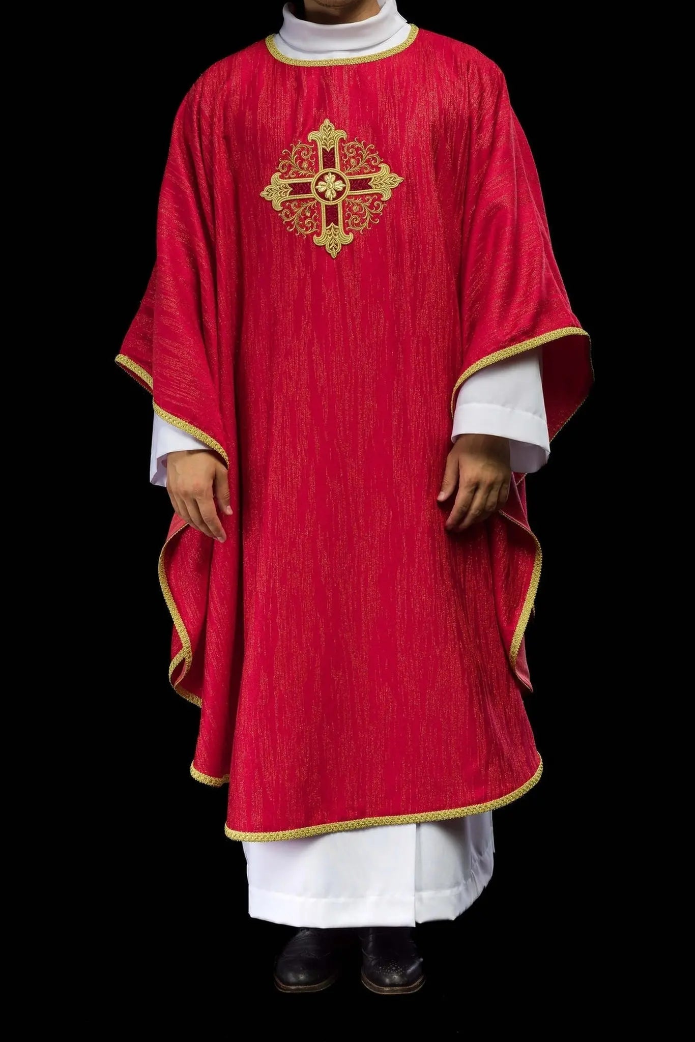 Casulla roja con motivo de cruz bordada en tela decorativa