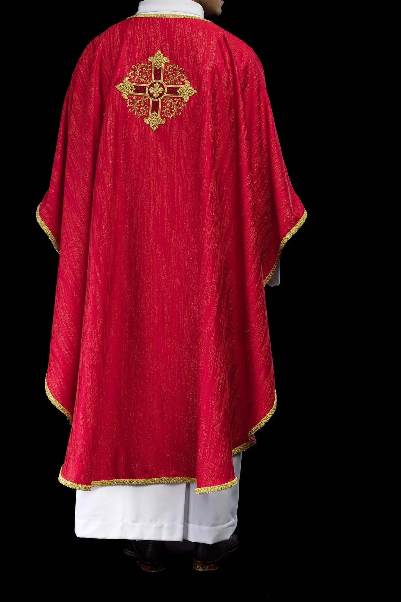 Casulla roja con motivo de cruz bordada en tela decorativa