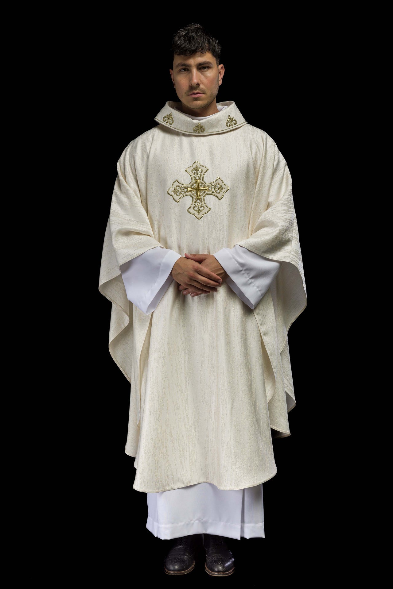 Ecru ornat z haftowanym motywem krzyża na ozdobnej tkaninie - ORNATY.PL