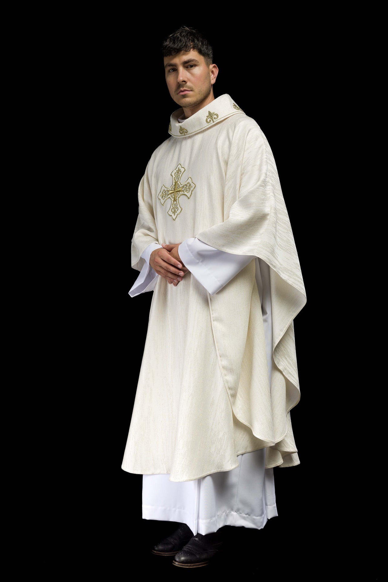 Ecru ornat z haftowanym motywem krzyża na ozdobnej tkaninie - ORNATY.PL