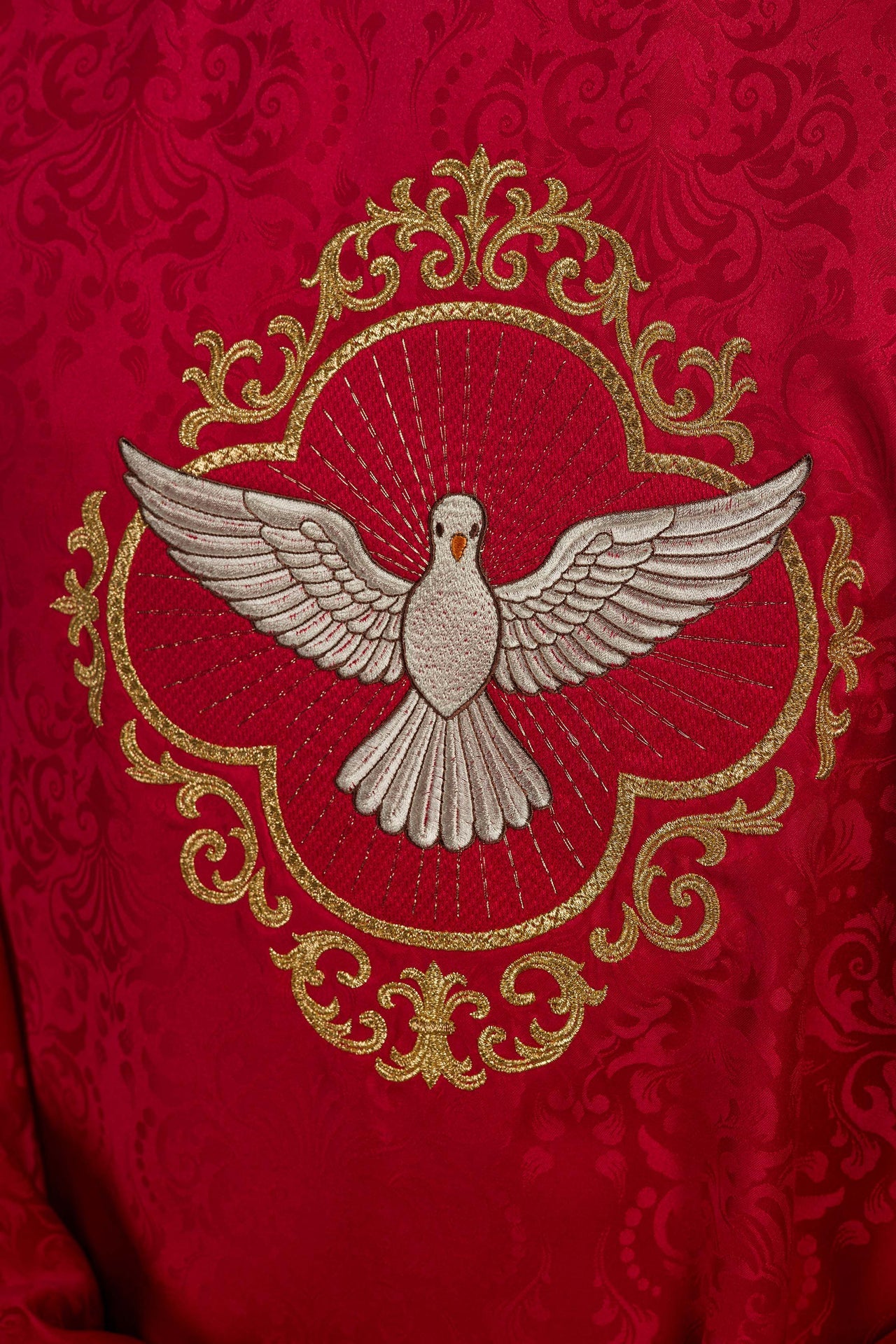 Ornat haftowany z Duchem Świętym na tkaninie żakardowej - ORNATY.PL