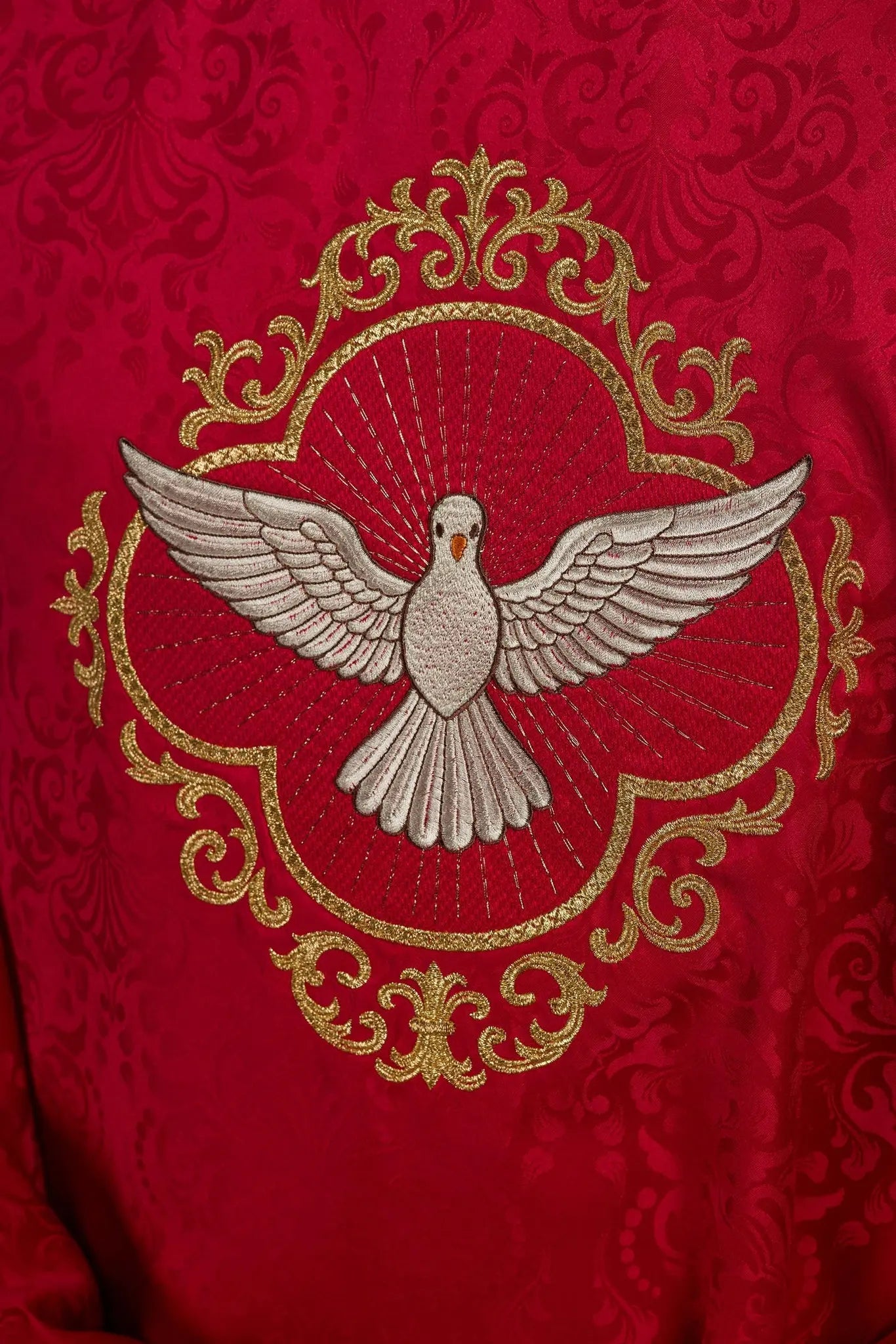 Casulla litúrgica bordada con el Espíritu Santo en tela jacquard
