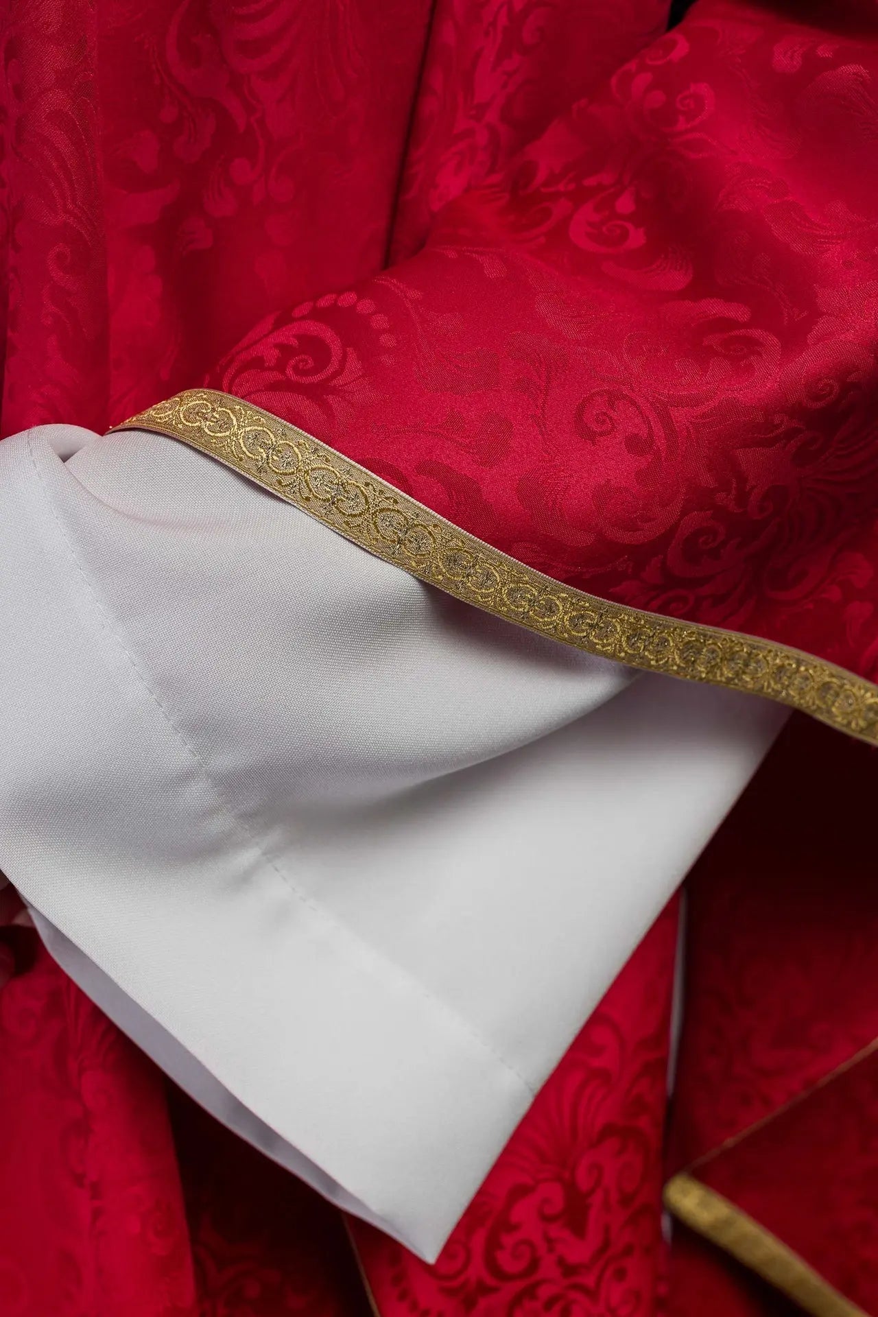 Casulla litúrgica bordada con el Espíritu Santo en tela jacquard