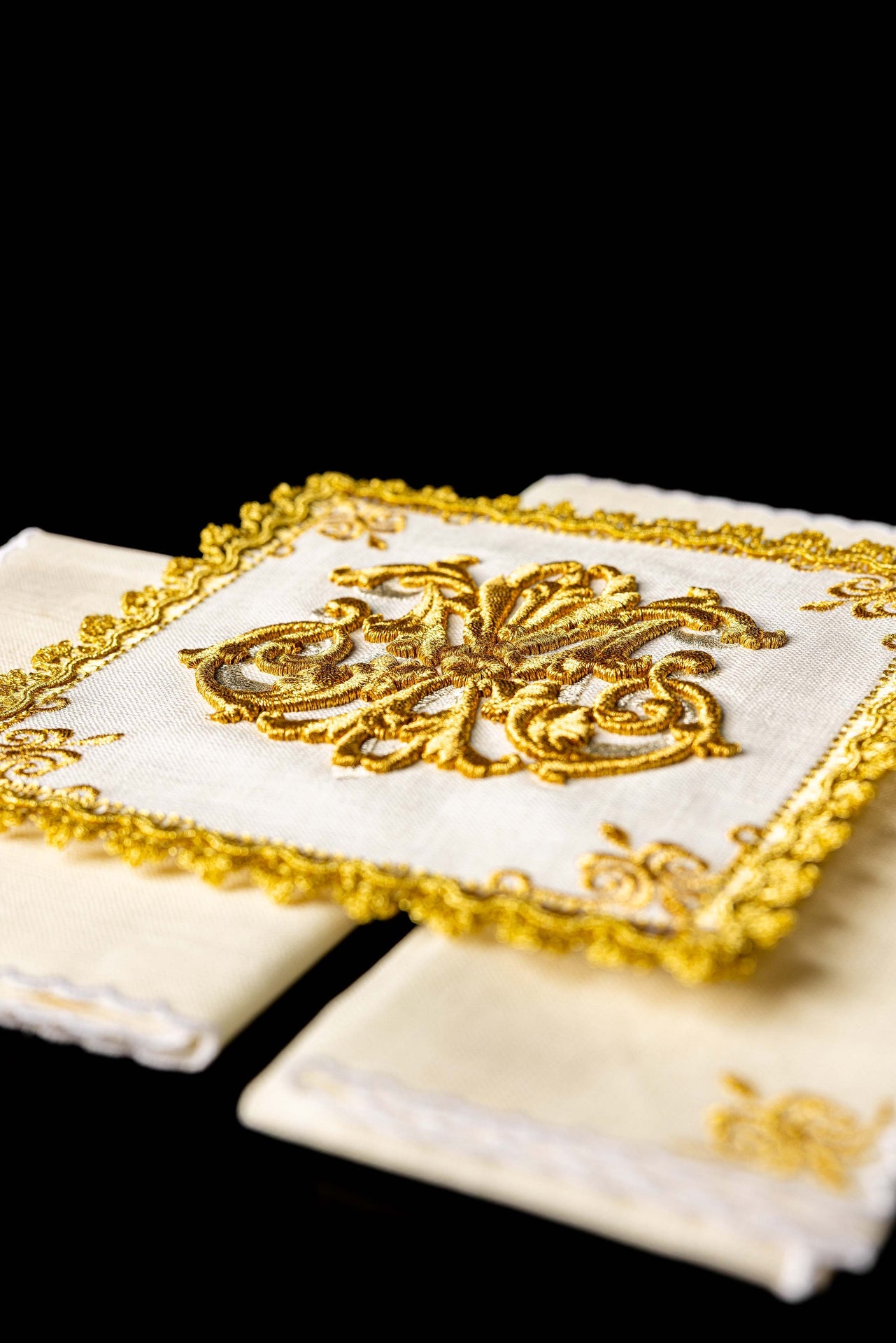 Bielizna kielichowa haftowana Maryjna Złote zdobienia LEN - ORNATY.PL