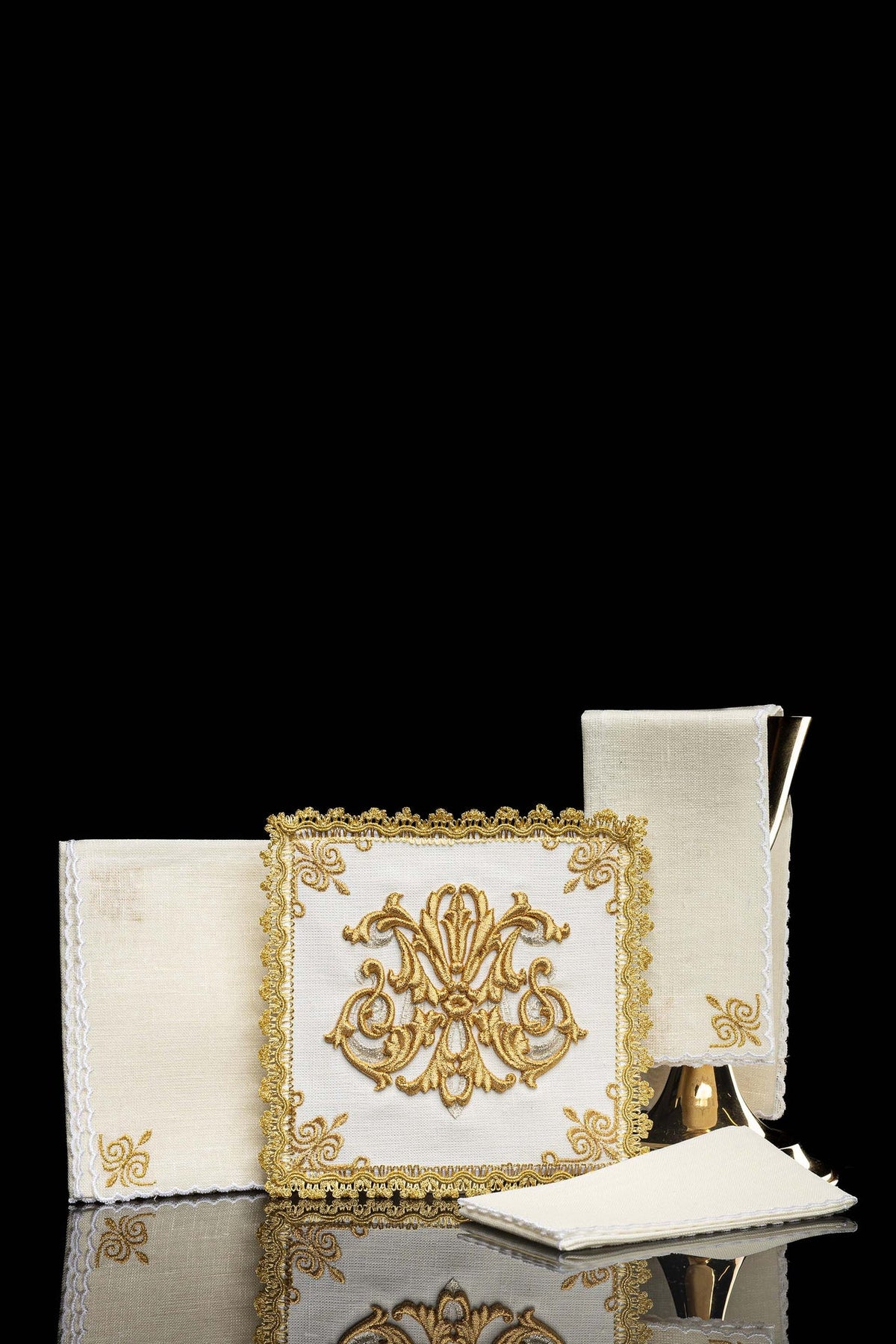 Bielizna kielichowa haftowana Maryjna Złote zdobienia LEN - ORNATY.PL