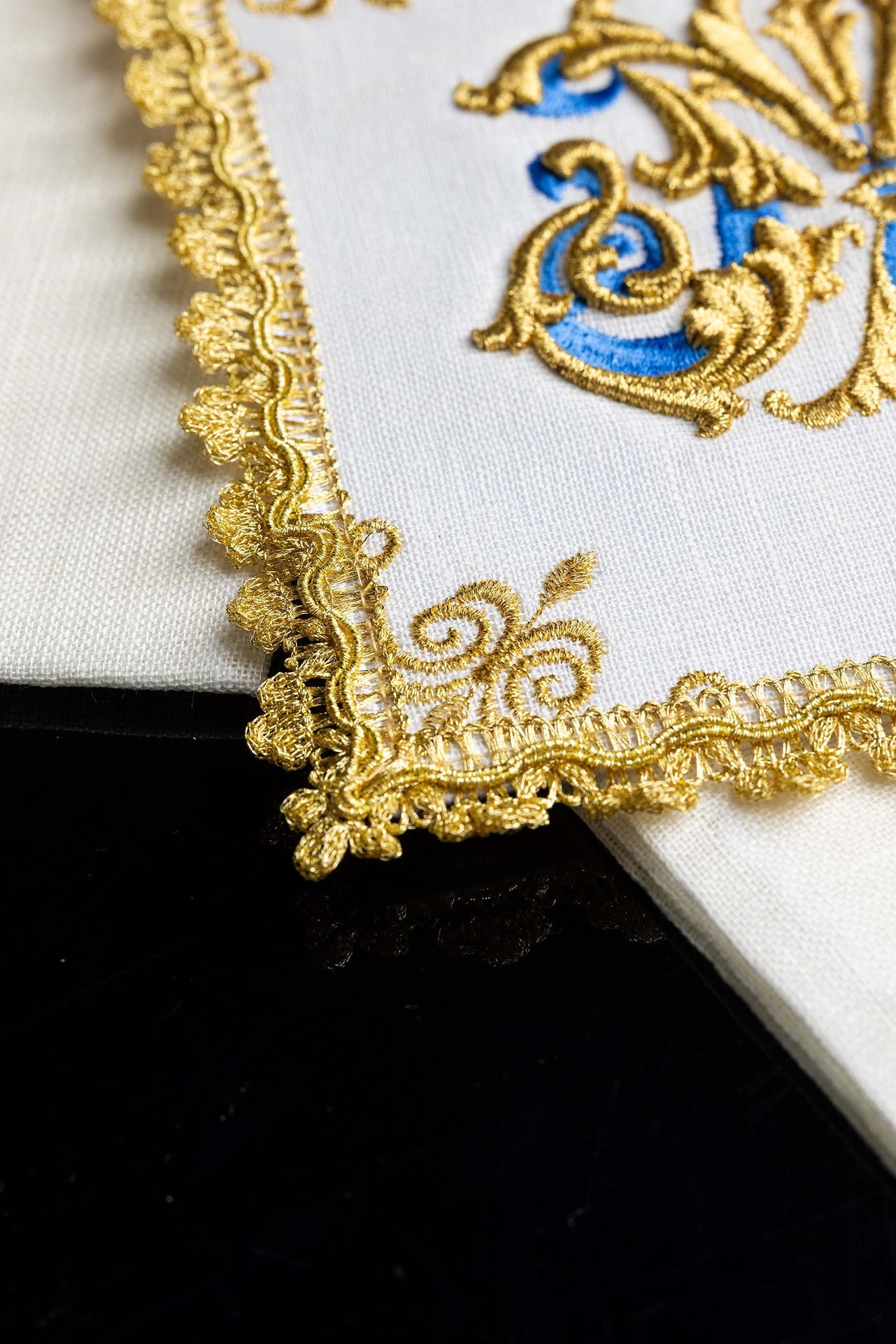 Bielizna kielichowa haftowana Złoty Symbol Maryjny LEN - ORNATY.PL