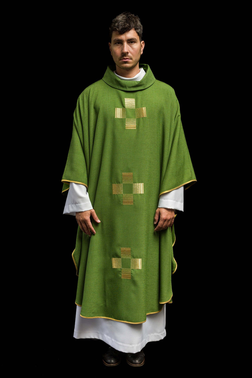 Ornat z haftowanymi Krzyżami w kolorze zielonym - ORNATY.PL