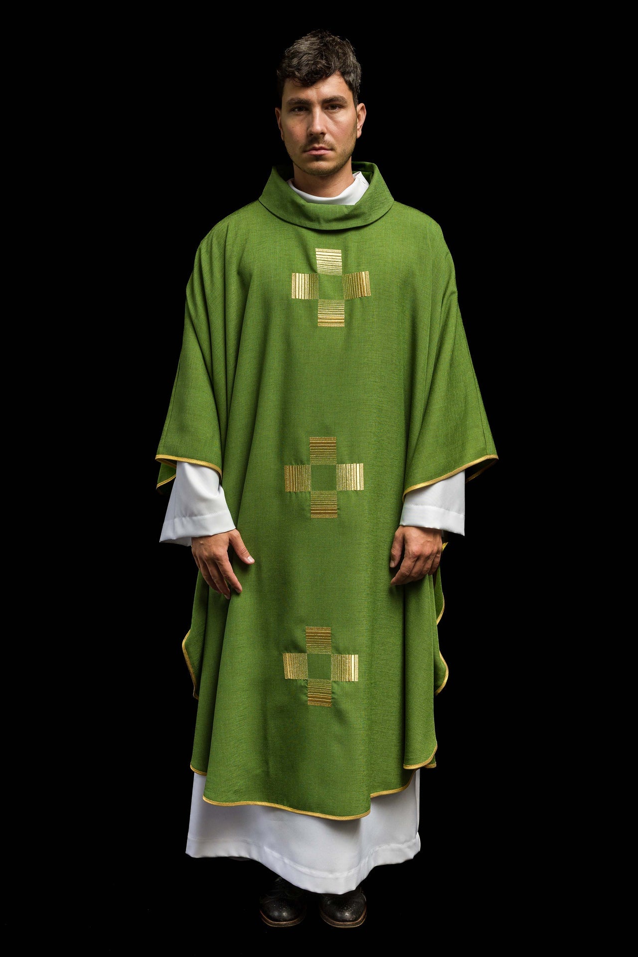 Ornat z haftowanymi Krzyżami w kolorze zielonym - ORNATY.PL