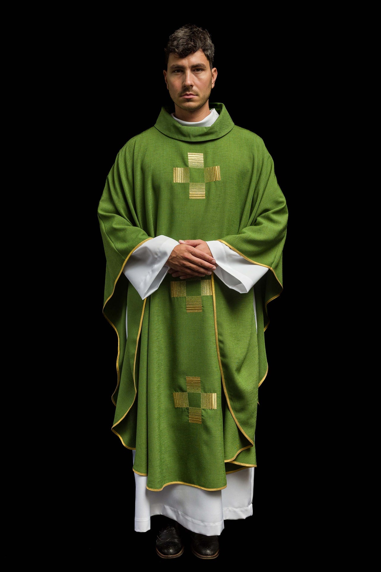 Ornat z haftowanymi Krzyżami w kolorze zielonym - ORNATY.PL