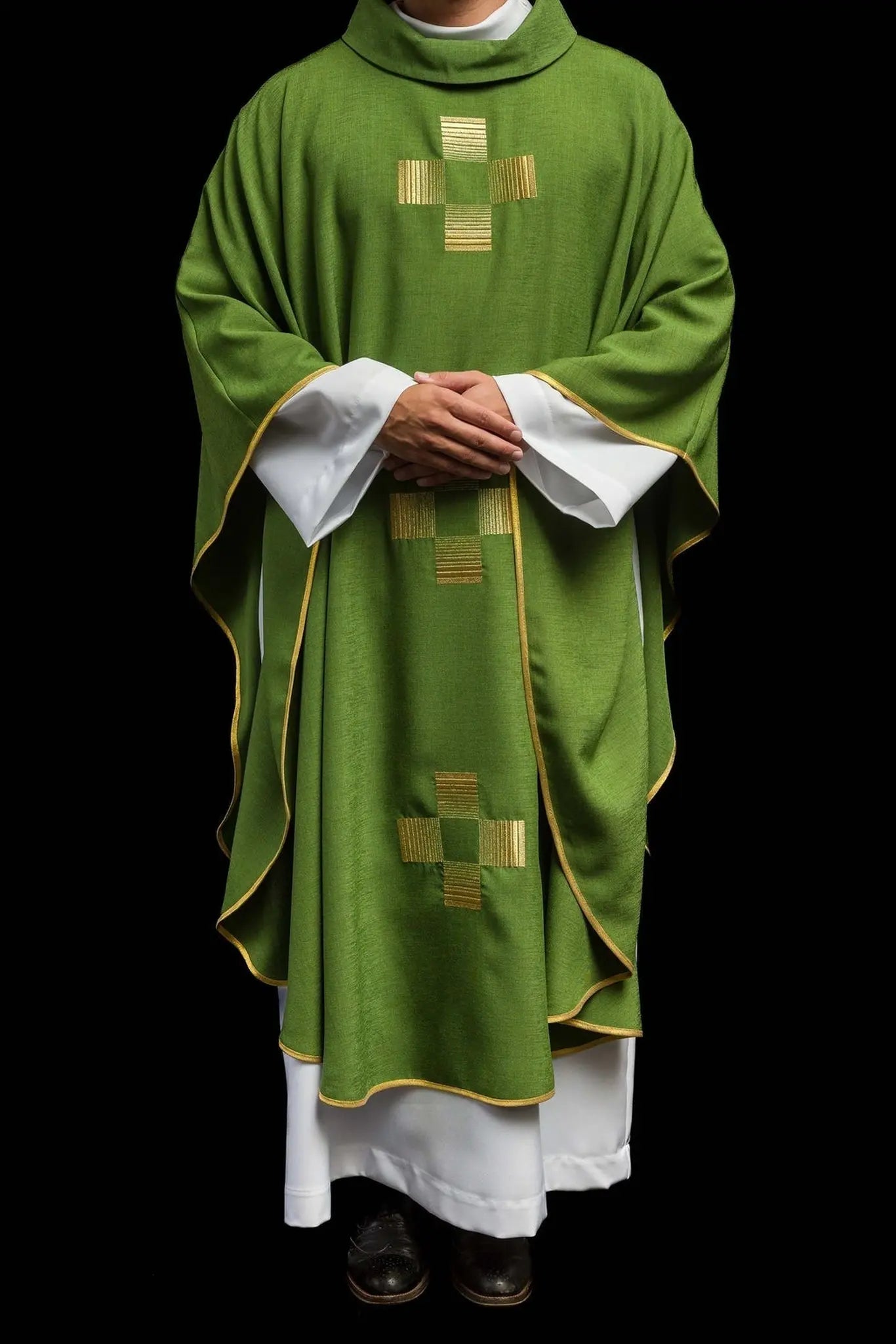 Casulla con cruces bordadas en verde