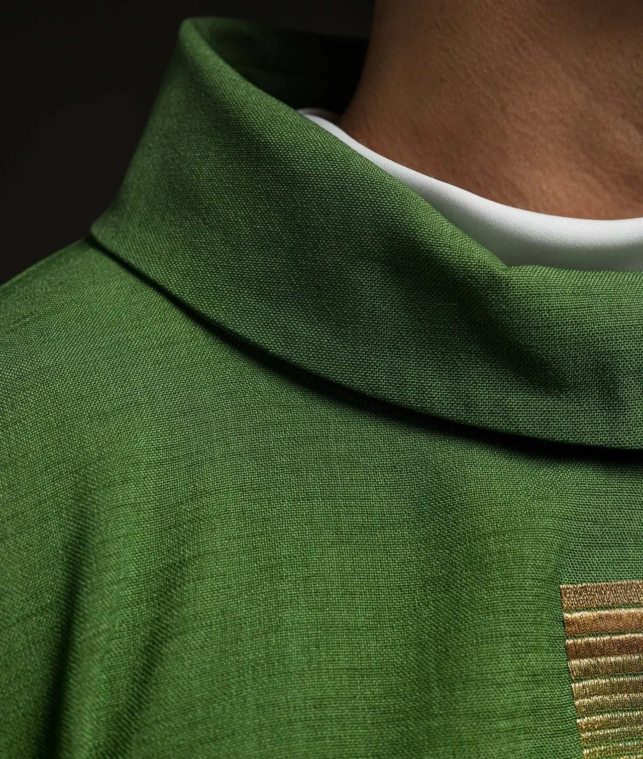 Casulla con cruces bordadas en verde