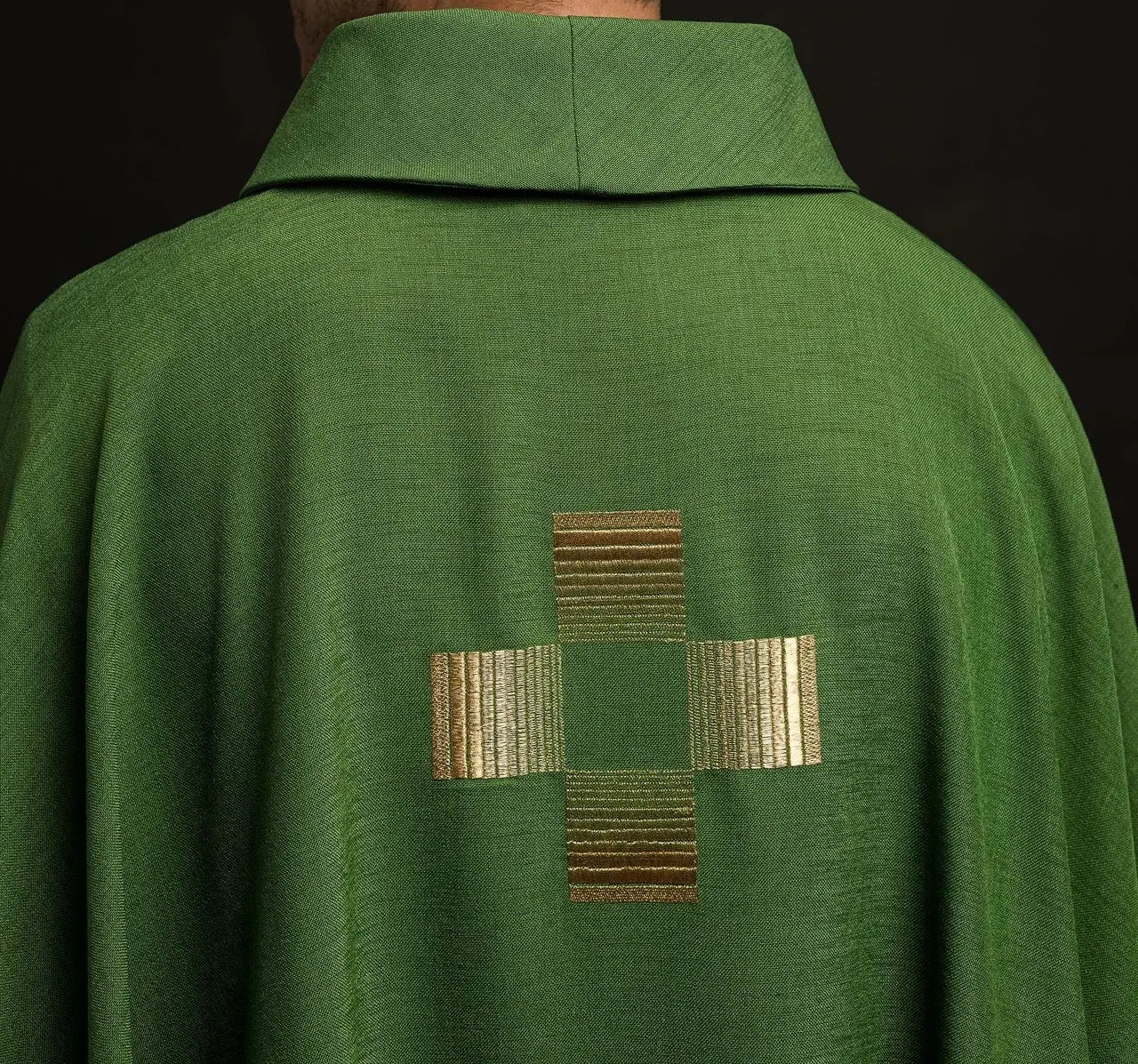 Casulla con cruces bordadas en verde